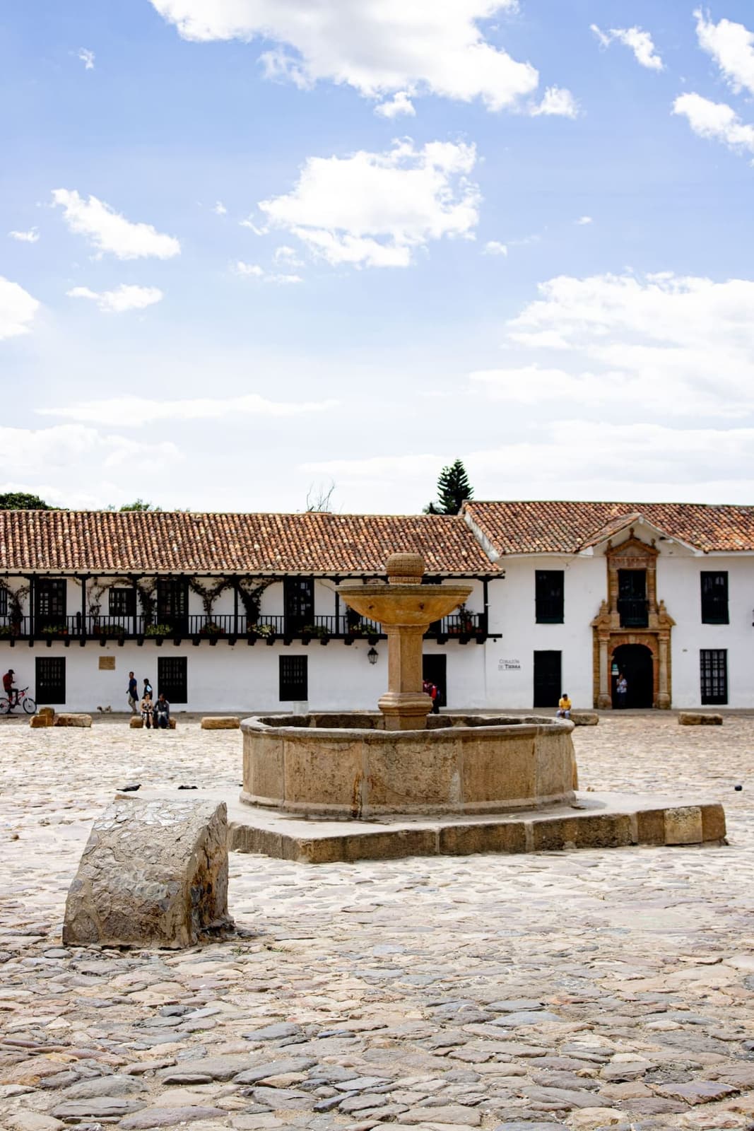 Fuente colonial de piedra en la plaza mayor de Villa de Leyva, Boyacá