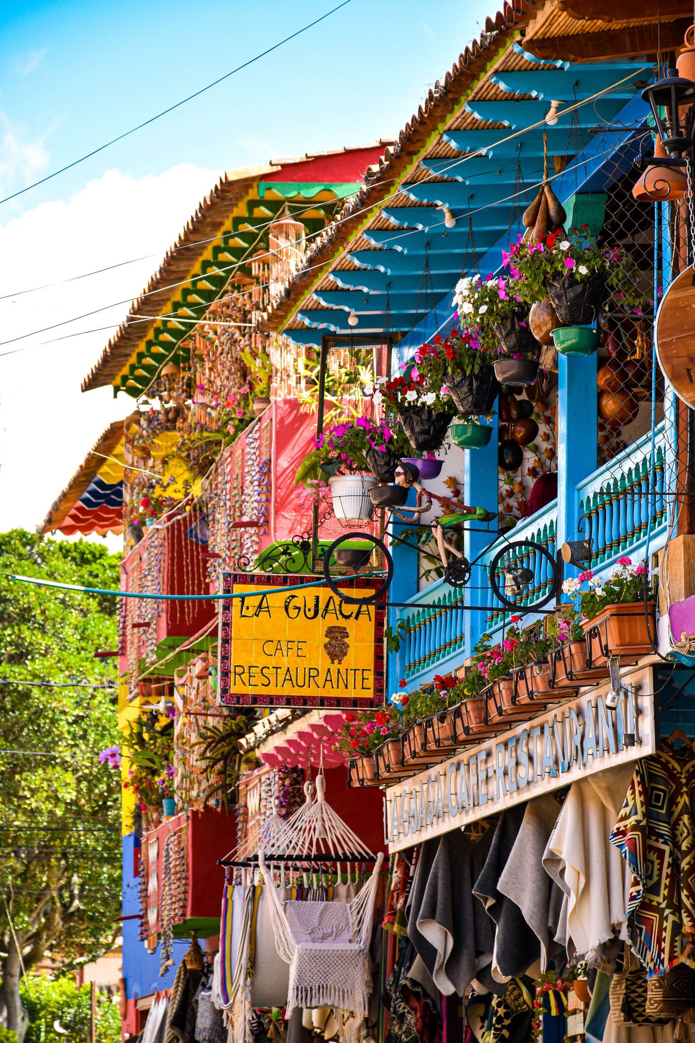 Balcón colorido con artesanías y cerámica en una calle de Ráquira