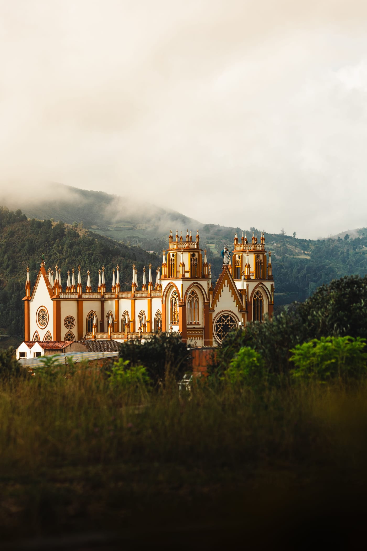 Iglesia de estilo gótico entre niebla y montañas boyacenses