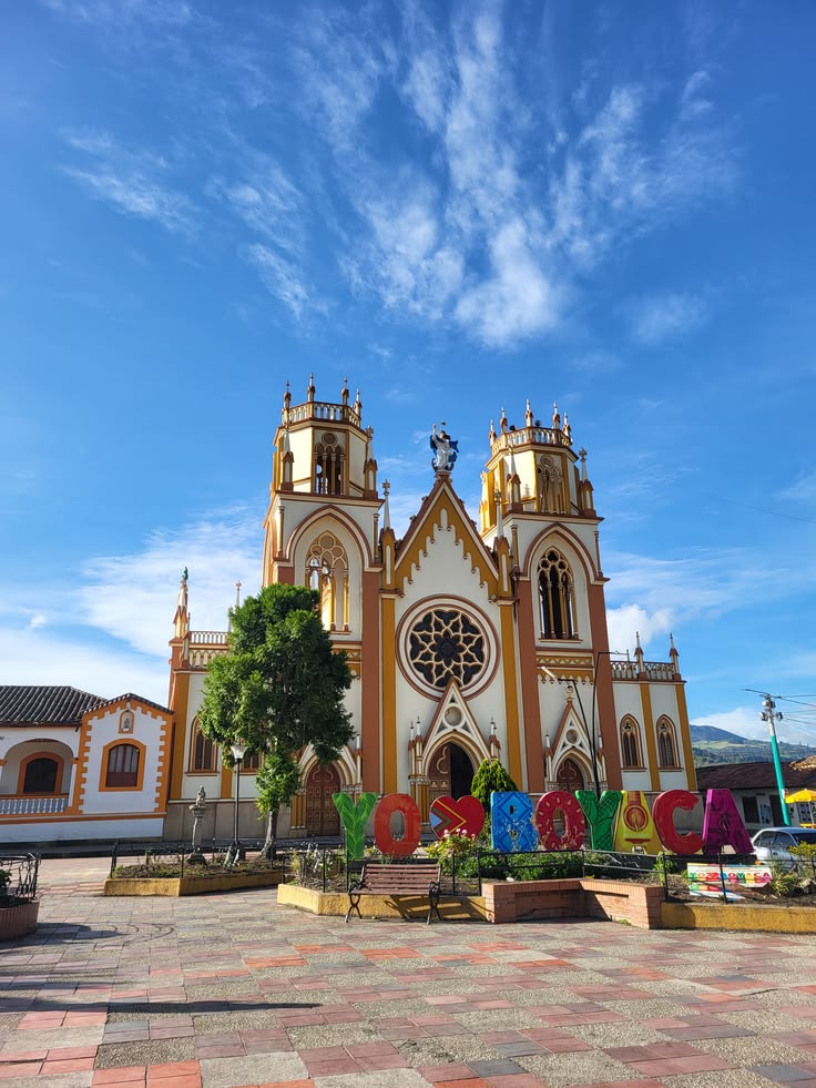 Catedral gótica con el letrero Yo Amo Boyacá en la plaza principal