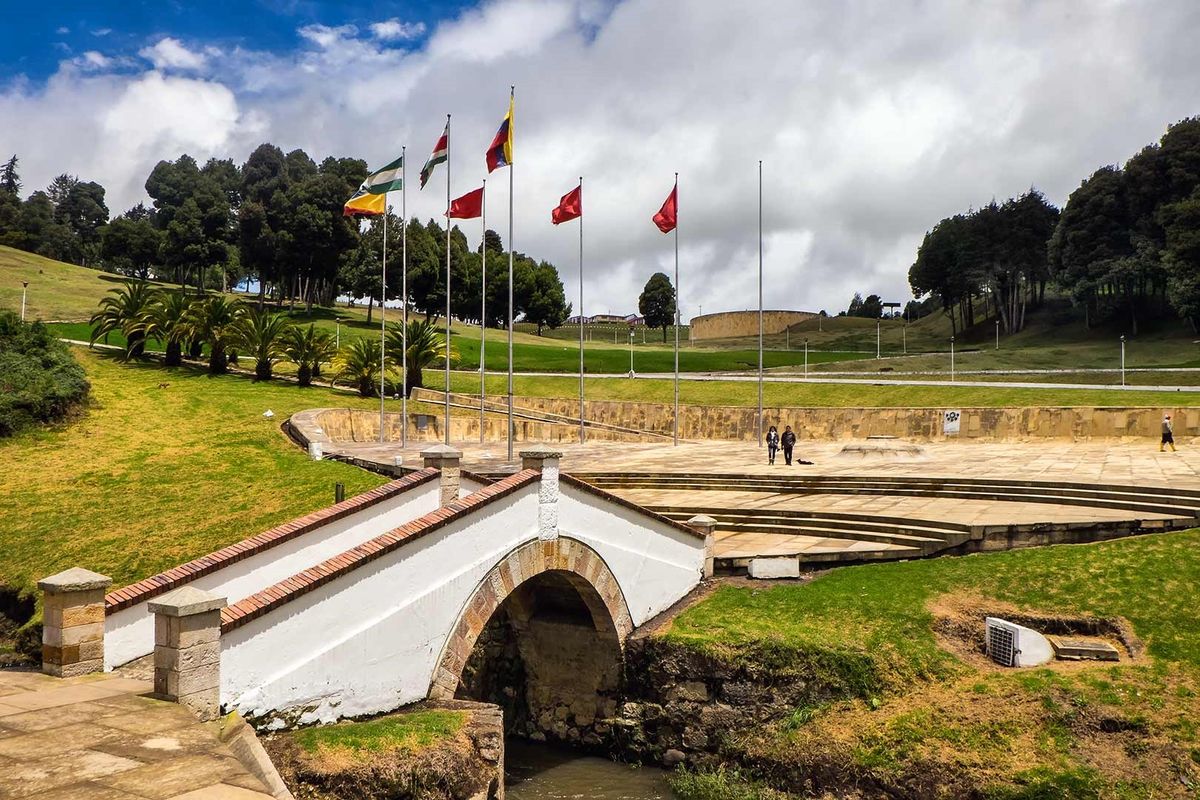 Monumento del Puente de Boyacá con banderas y jardines conmemorativos