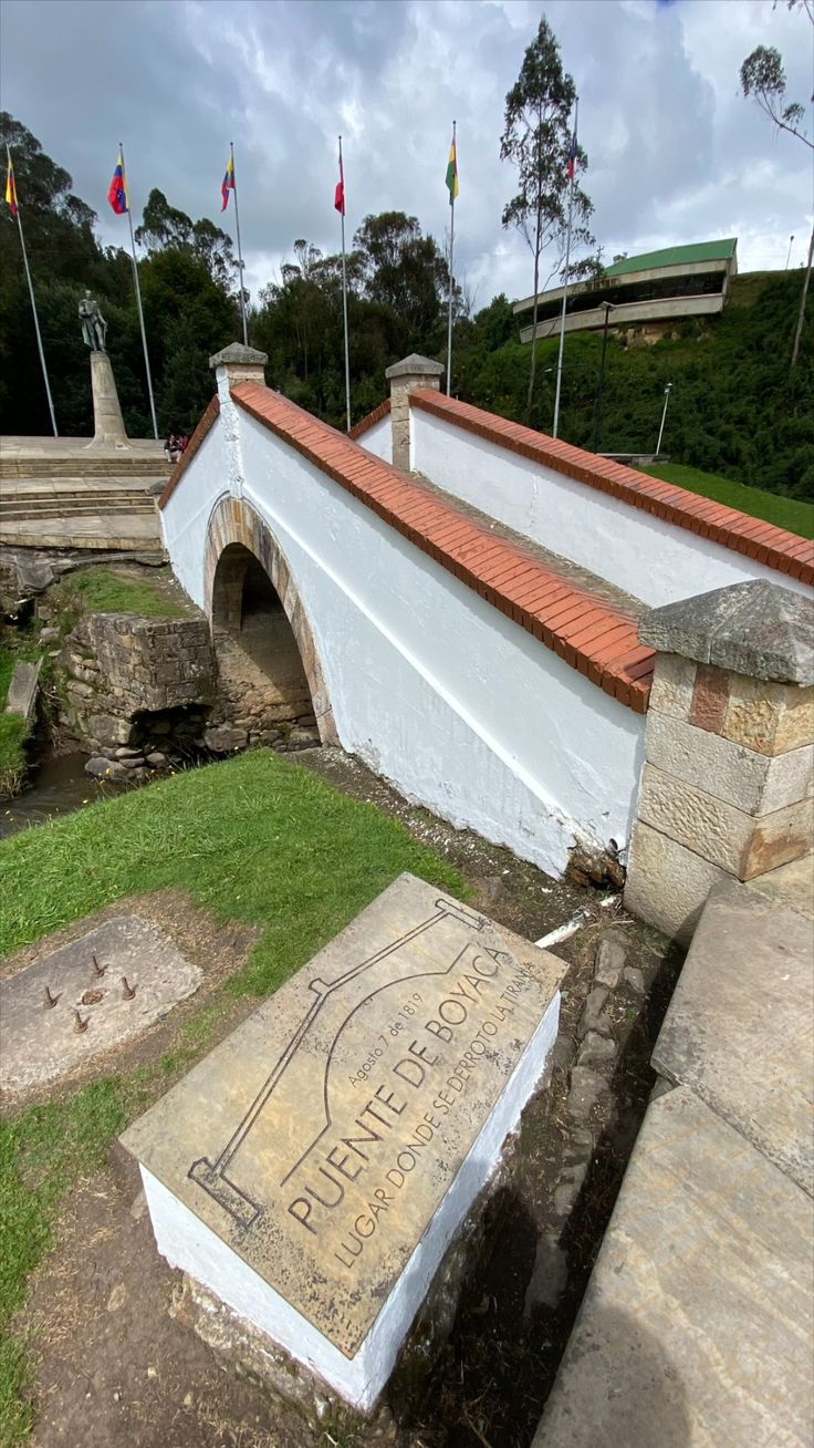 Placa histórica del Puente de Boyacá que recuerda la batalla del 7 de agosto de 1819