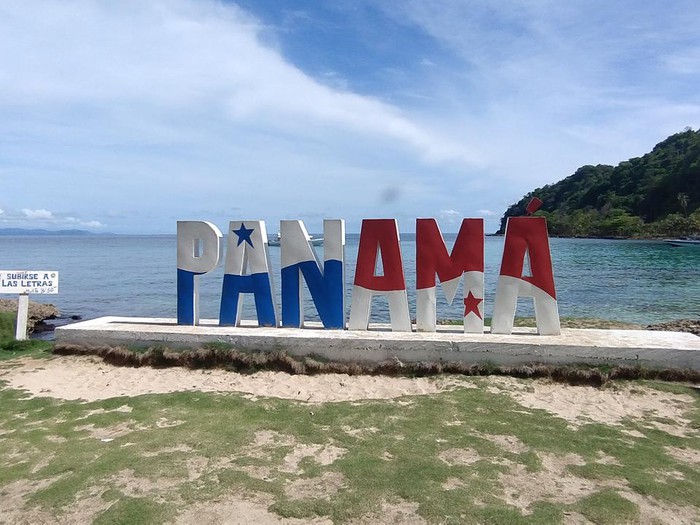 Letrero gigante de Panamá junto al mar en la frontera con Capurganá
