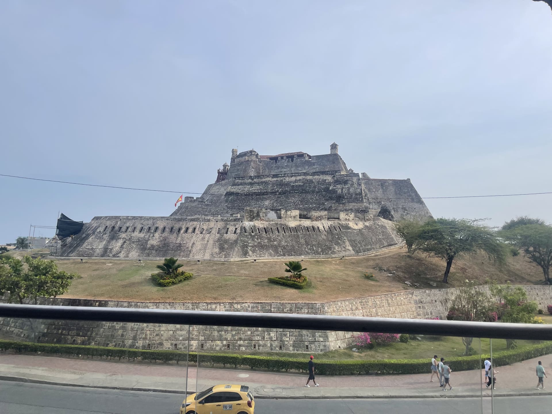 Vista del Castillo San Felipe de Barajas desde la calle, con turistas caminando frente a la fortaleza
