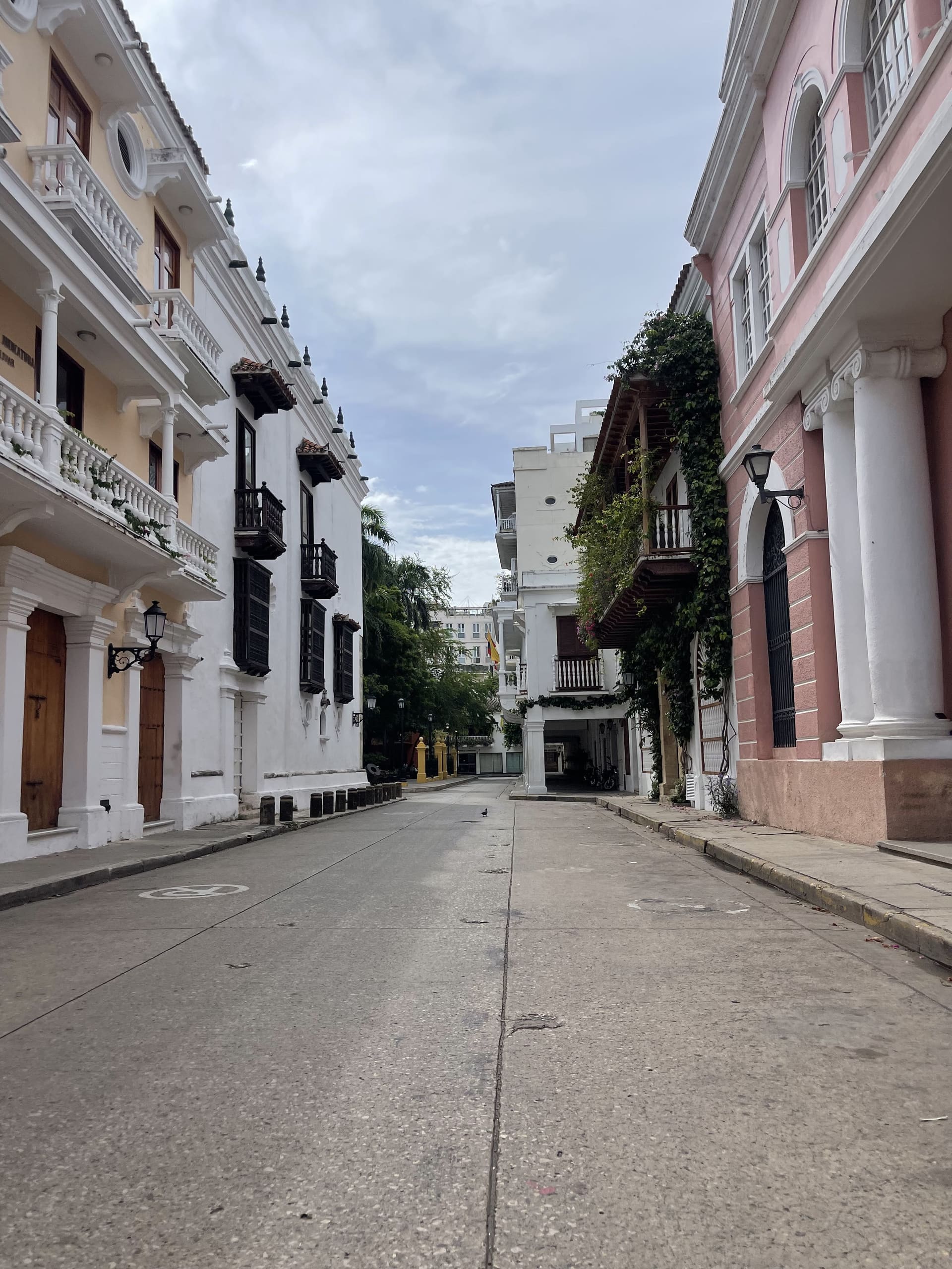 Calle empedrada de la Ciudad Amurallada de Cartagena con balcones coloniales y fachadas de colores