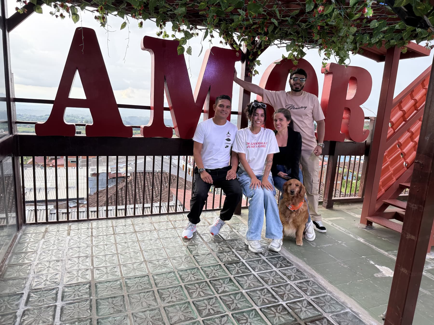 Familia sonriente junto al letrero de AMOR en Getsemaní, uno de los rincones más fotografiados de Cartagena