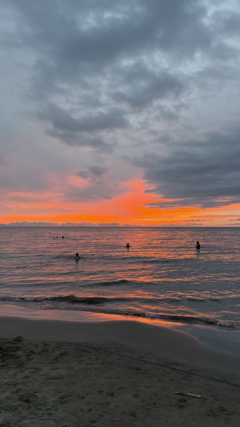 Atardecer anaranjado sobre el mar Caribe visto desde la costa de Cartagena