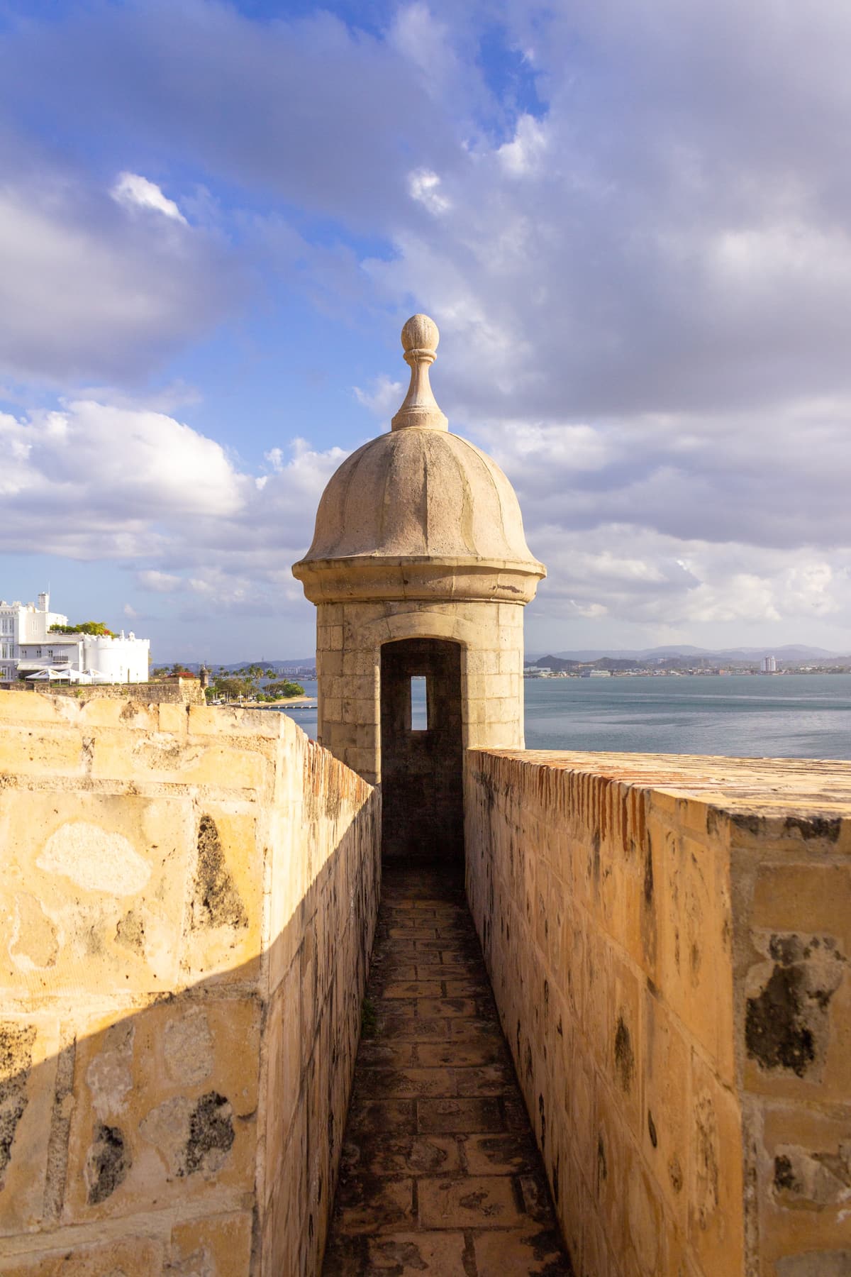 Garita de vigilancia en la muralla del centro histórico de Cartagena, símbolo de la Ciudad Amurallada