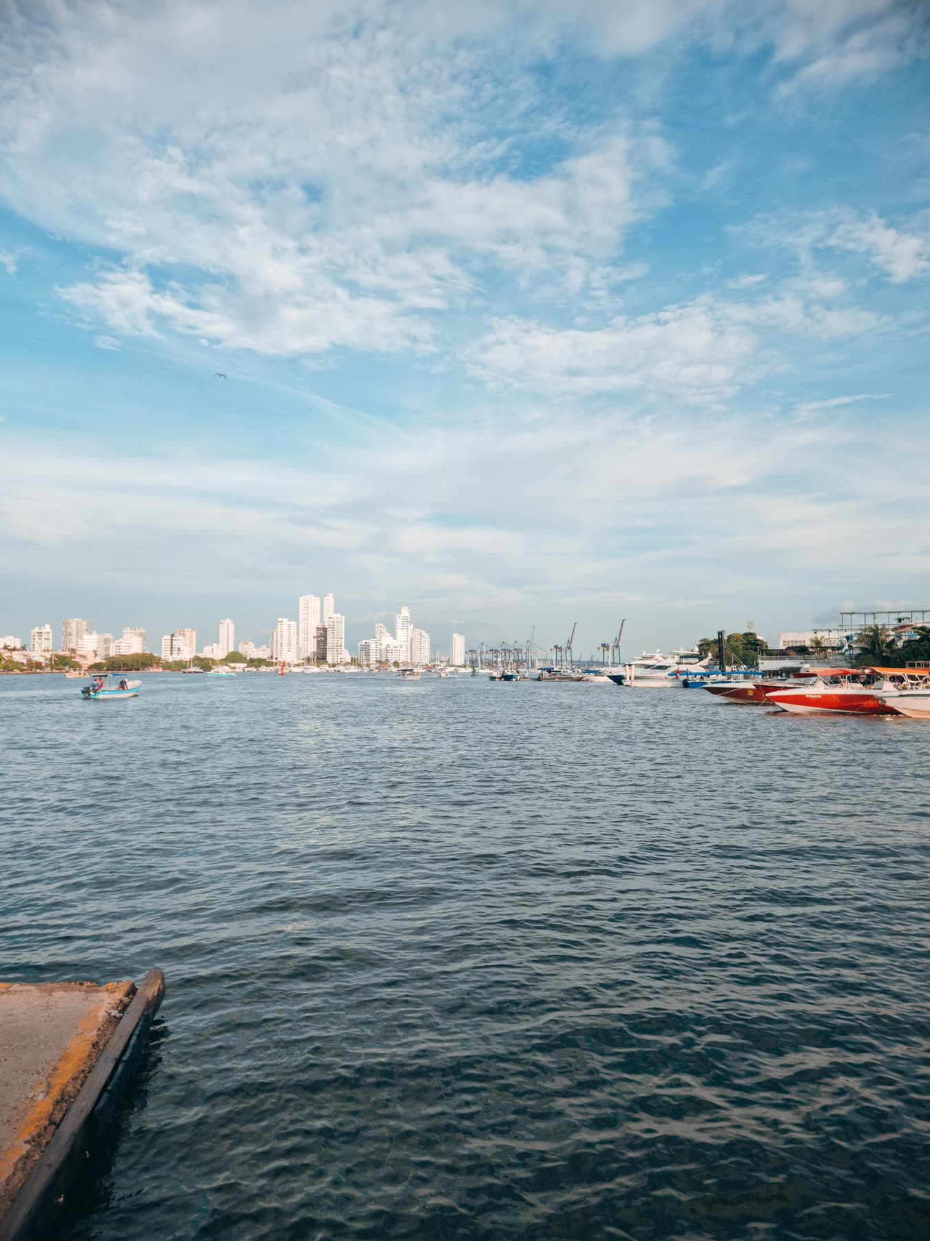 Vista panorámica de la bahía de Cartagena con los rascacielos de Bocagrande al fondo