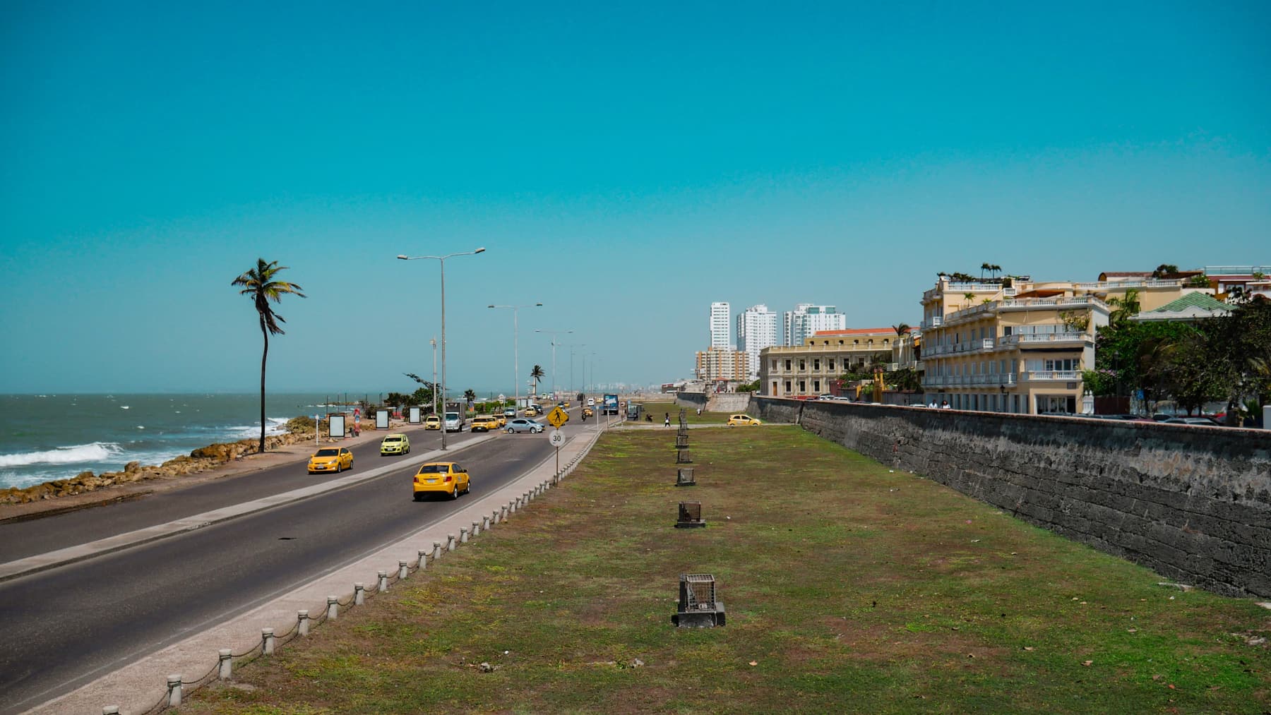 Avenida Santander bordeando la muralla de Cartagena con los edificios de Bocagrande a lo lejos