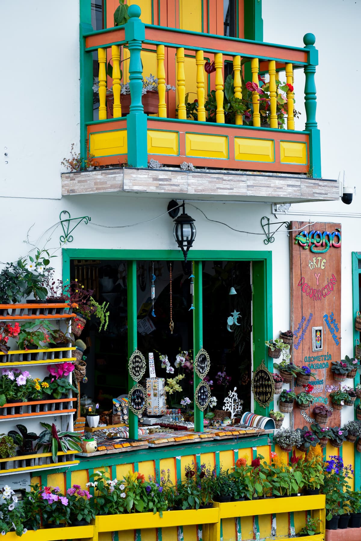 Fachada colorida de una tienda tradicional en Salento, con balcones y flores típicas de la arquitectura paisa