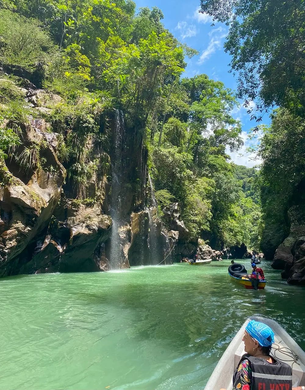 Turistas en canoa navegando hacia una cascada durante un tour por Norcasia