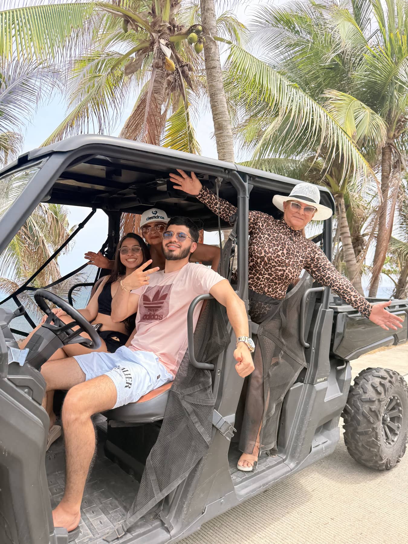 Grupo de turistas sonriendo en un recorrido en carrito de golf por San Andrés