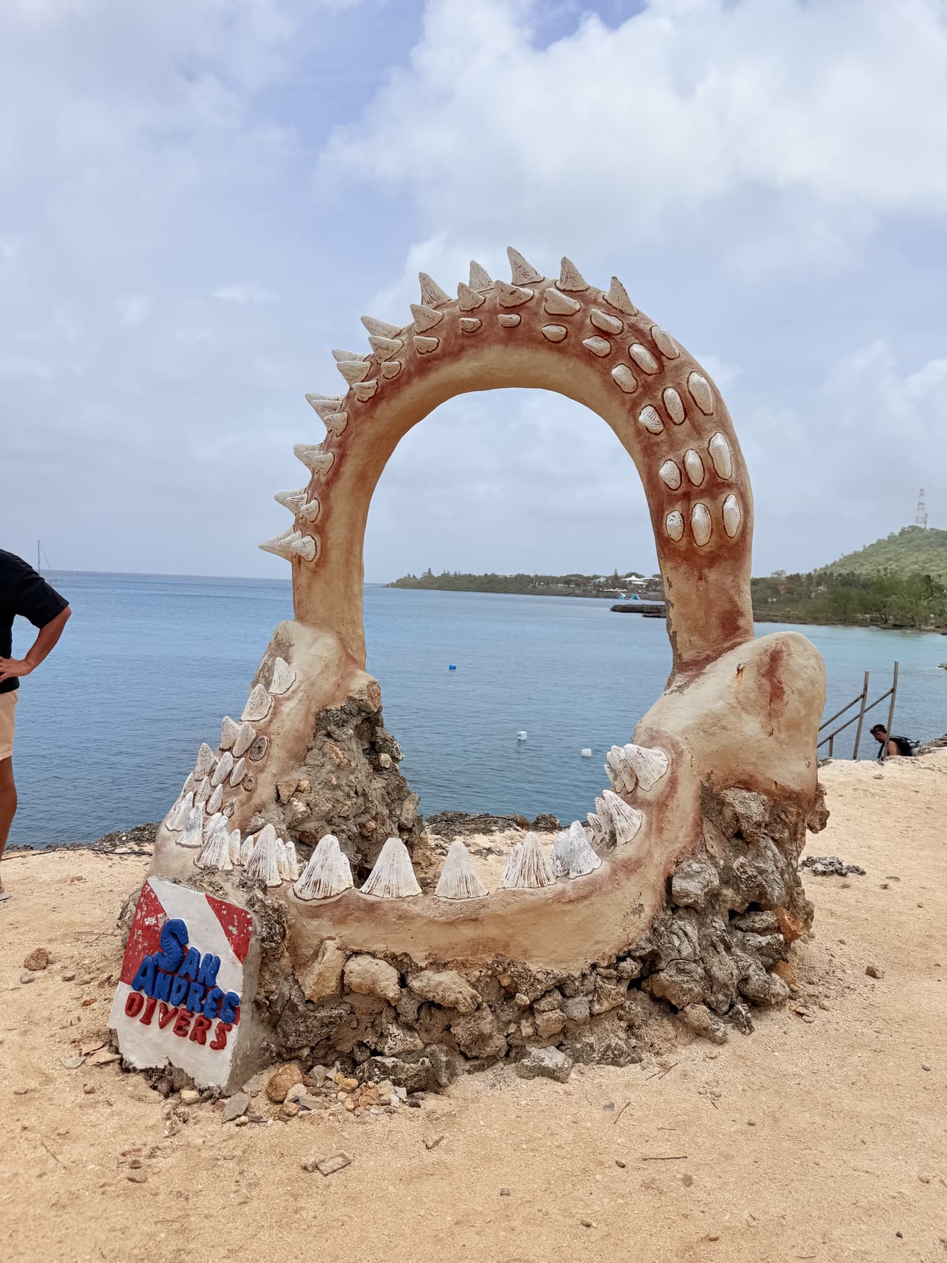 Escultura en forma de arco con mandíbula de tiburón, atractivo turístico de San Andrés