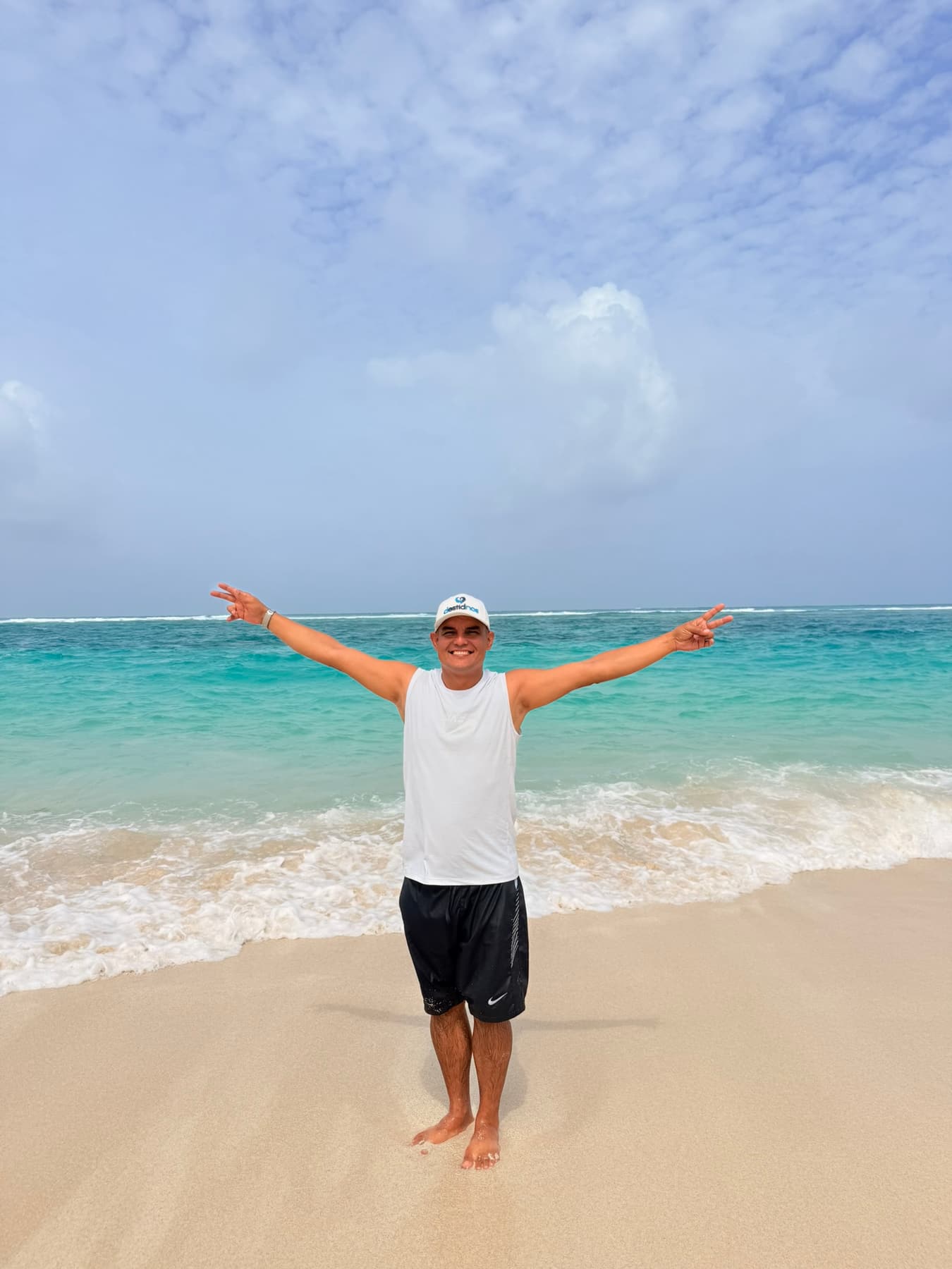 Turista con los brazos abiertos disfrutando de la playa de San Andrés