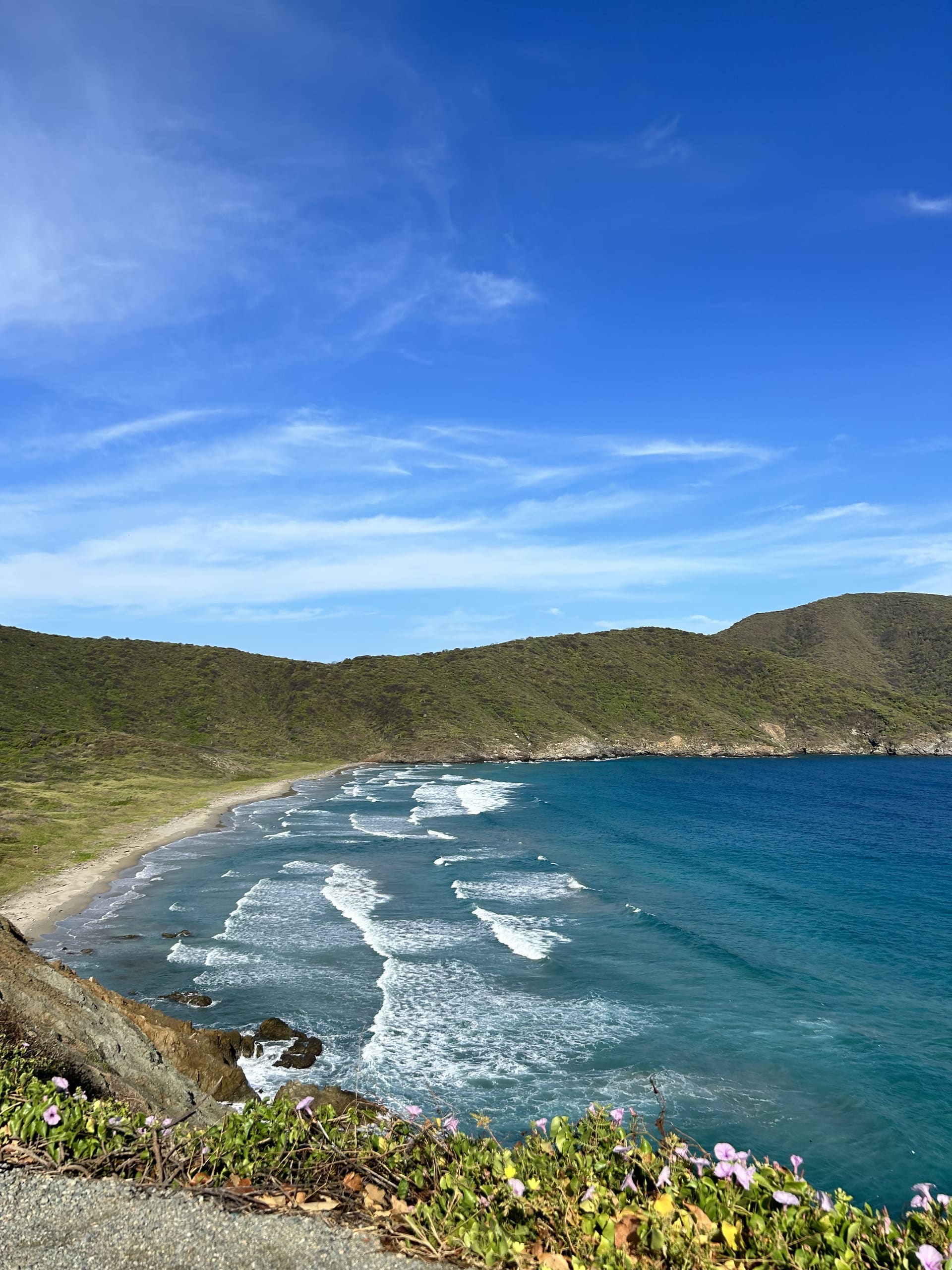 Playa de aguas turquesas y olas rompiendo en la costa del Parque Tayrona, Santa Marta