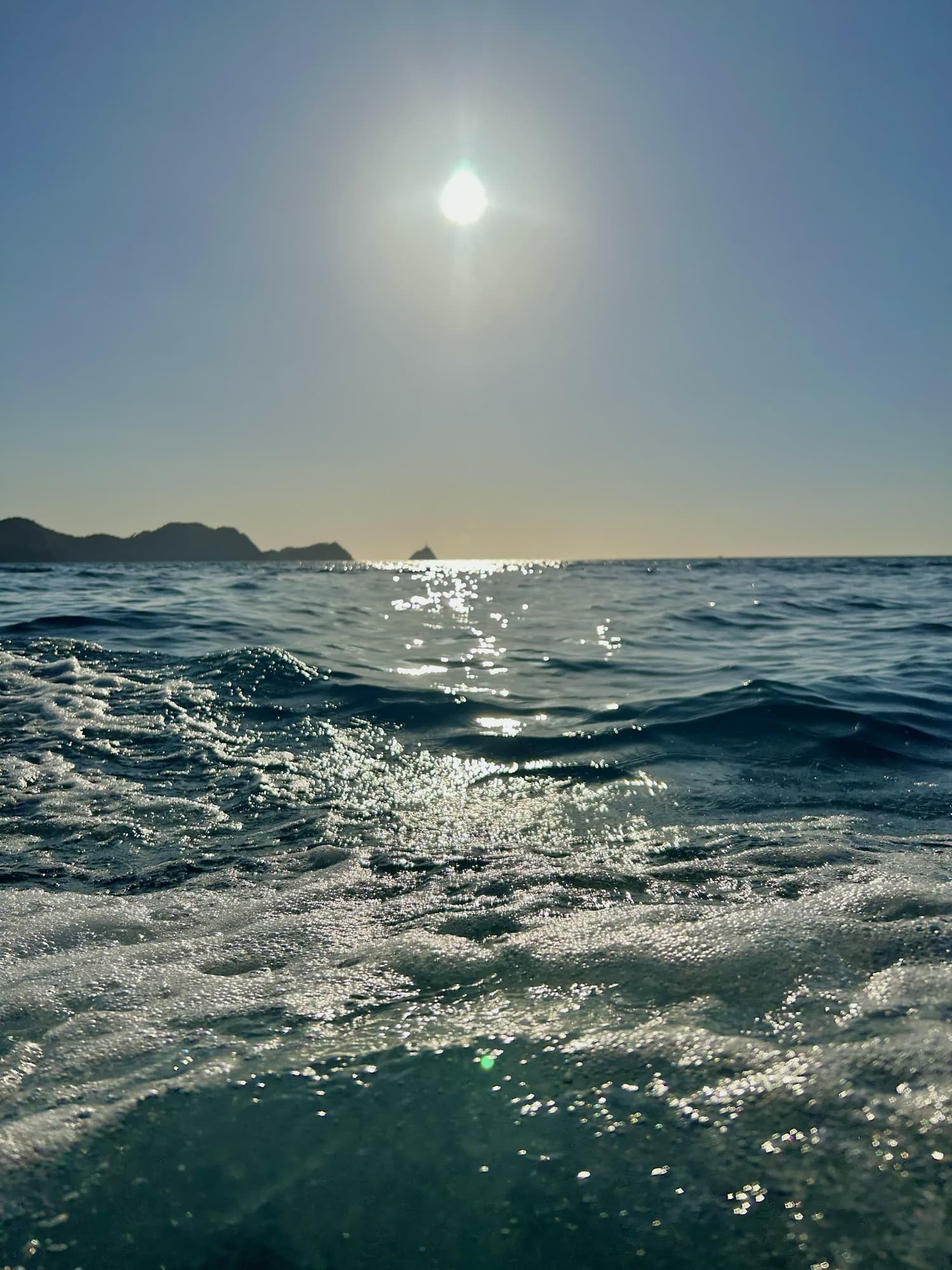 Olas del mar Caribe en Santa Marta con el reflejo del sol sobre el agua