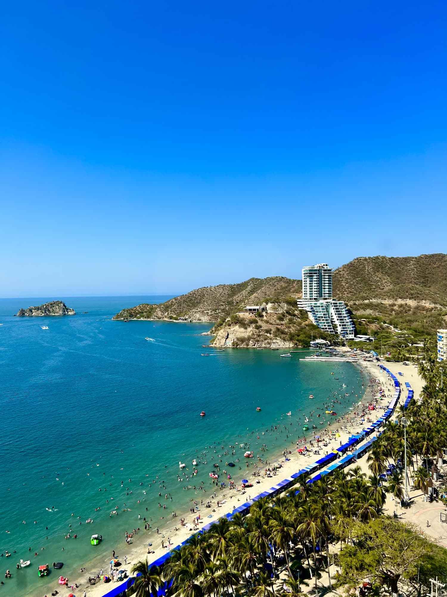 Vista aérea de la bahía de El Rodadero en Santa Marta, con sus edificios frente al mar