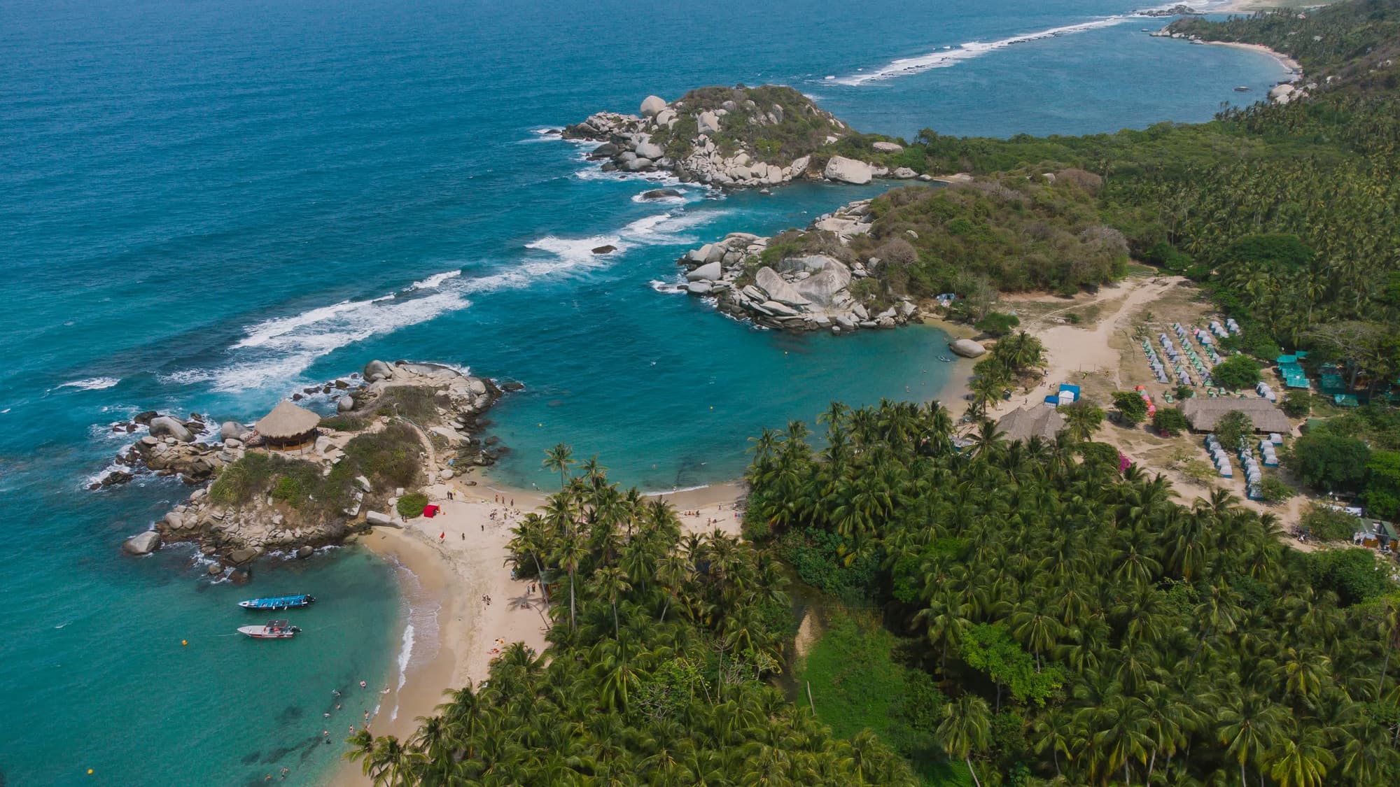 Vista aérea de Cabo San Juan en el Parque Tayrona, con playas de arena blanca y selva verde
