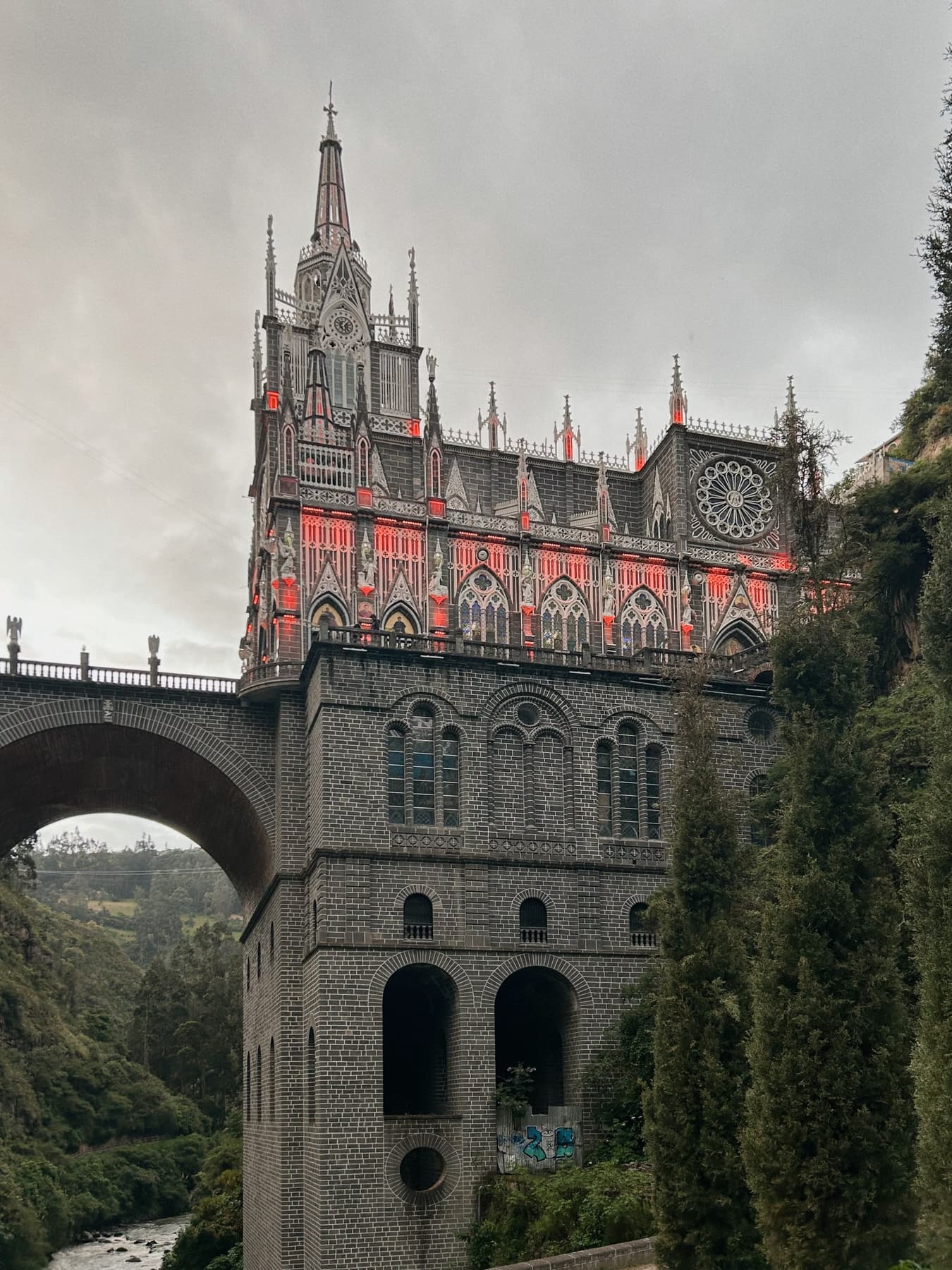 Santuario de Las Lajas en Ipiales visto de día, construido sobre un puente entre montañas