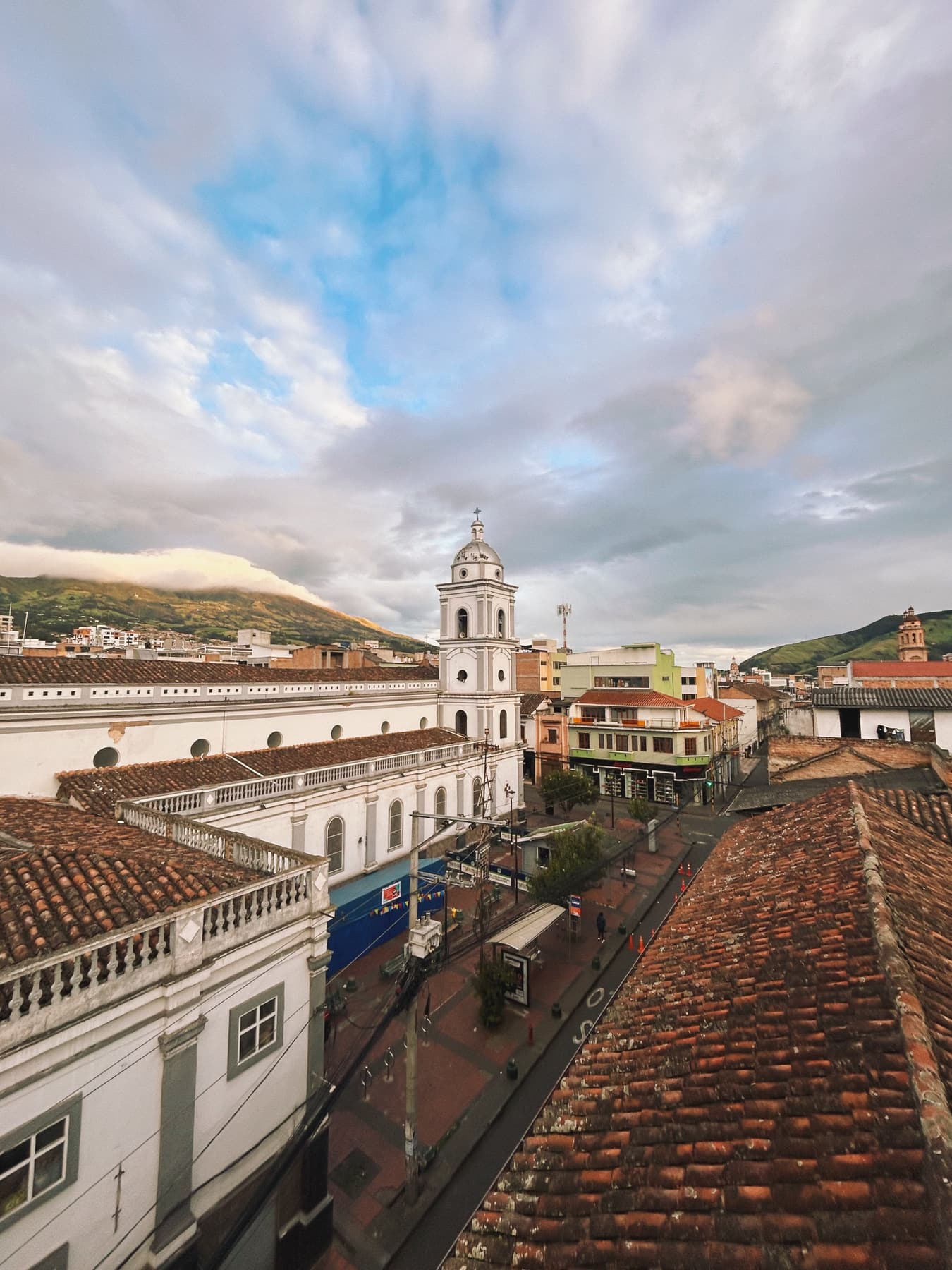 Vista aérea de los tejados y la arquitectura blanca de Popayán, la ciudad blanca