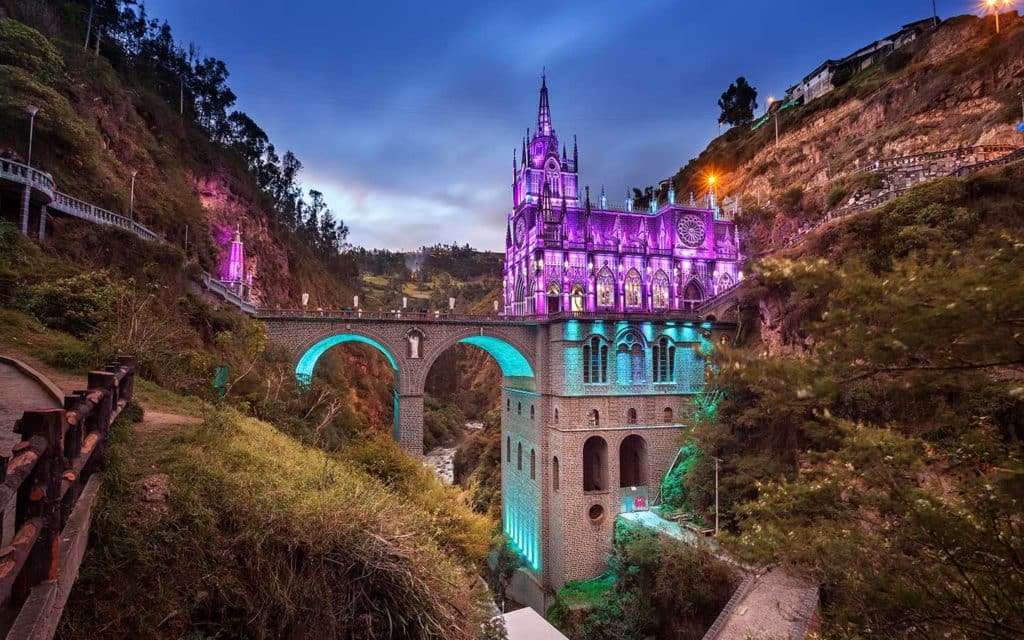 Santuario de Las Lajas iluminado de noche con luces de colores en Ipiales