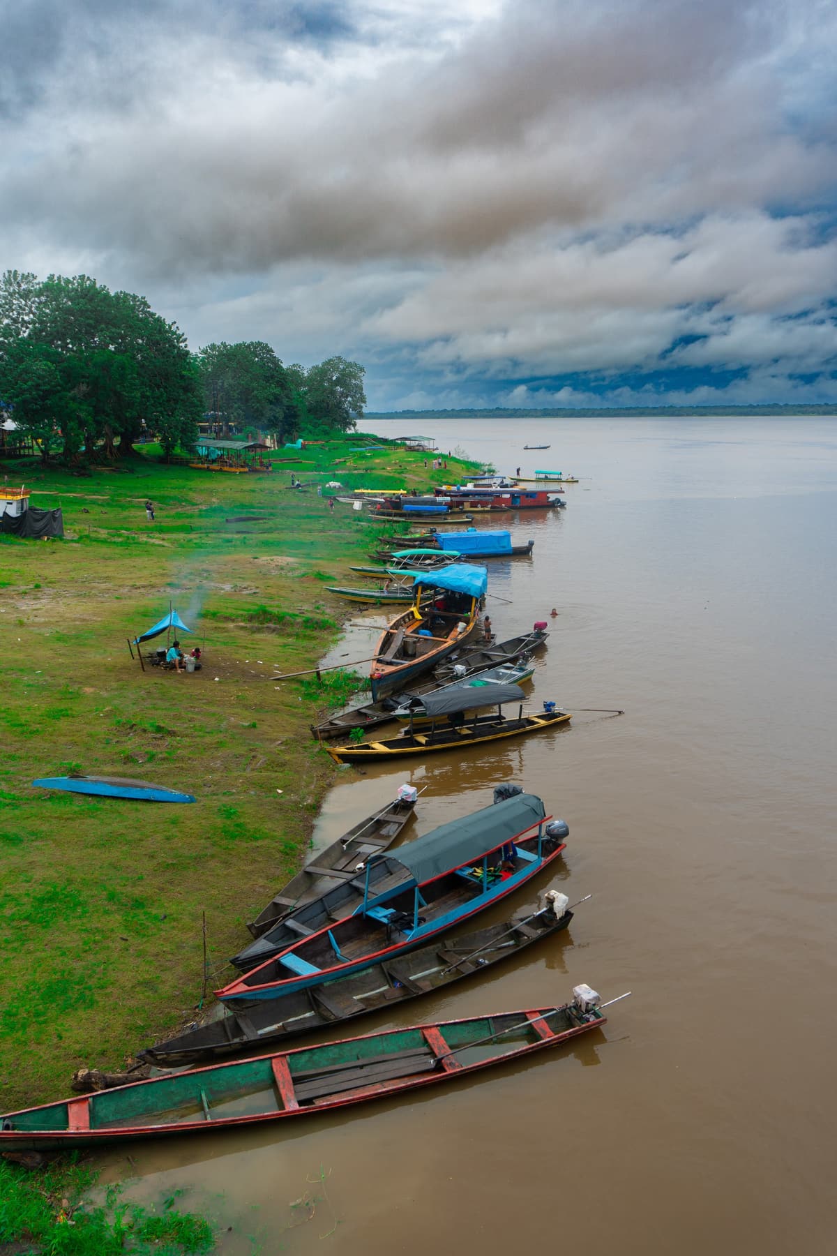 Lanchas de madera a orillas del río Amazonas en Leticia