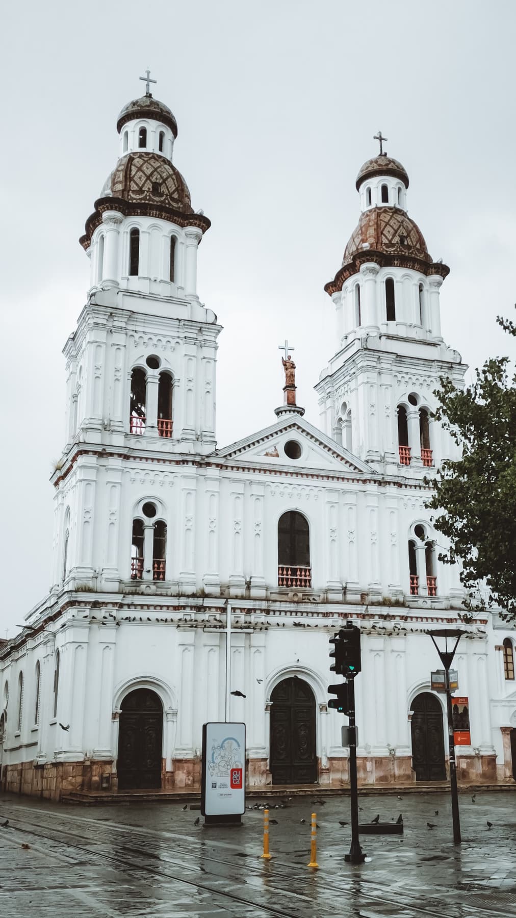 Iglesia San Felipe con su fachada blanca y torres en el sur de Colombia