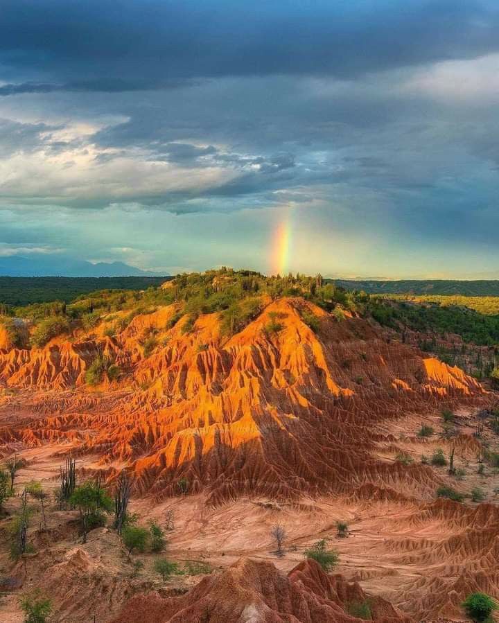 Arcoíris sobre las formaciones rojizas del Laberinto en el desierto de la Tatacoa al atardecer