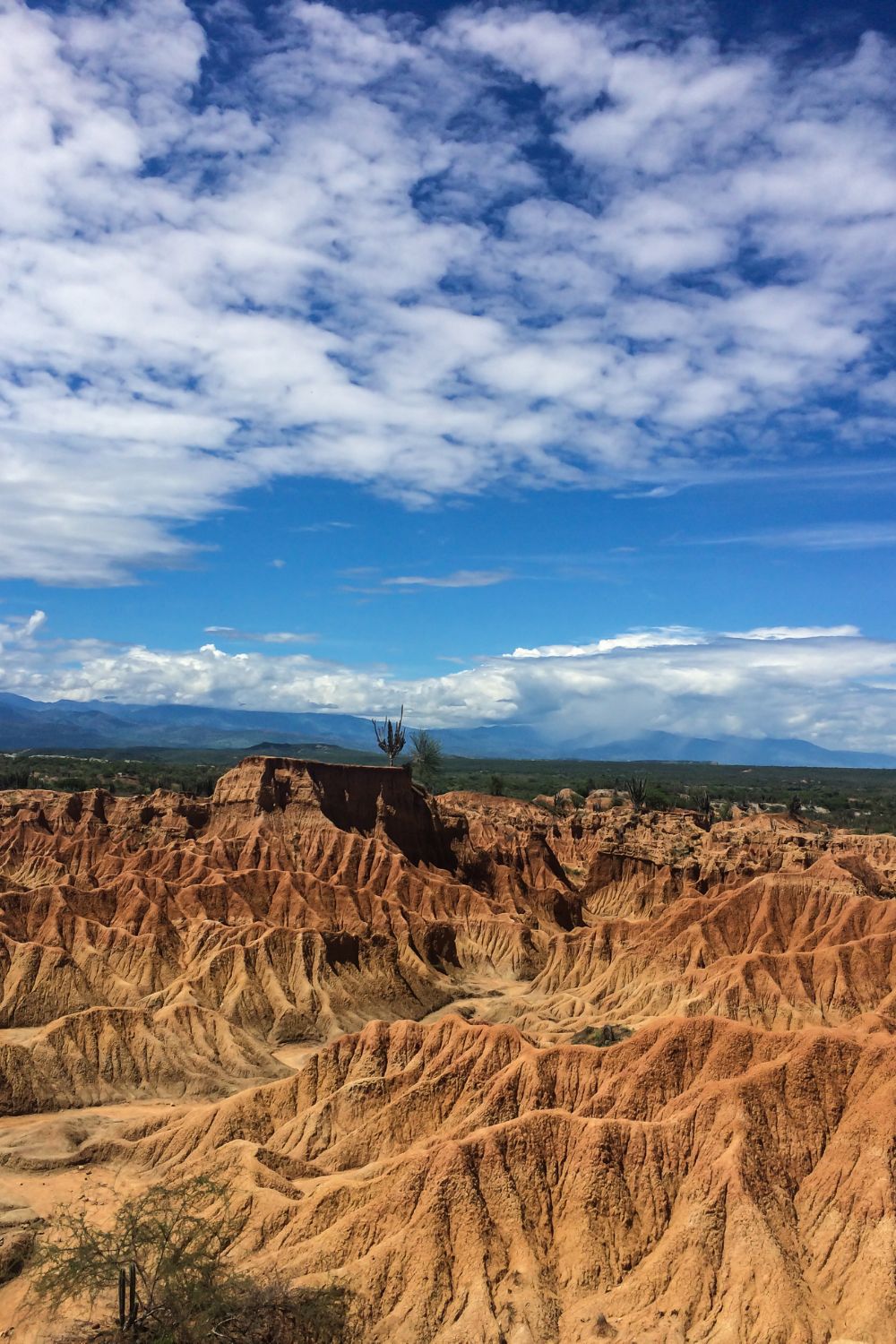 Vista panorámica del Laberinto en el desierto de la Tatacoa bajo un cielo azul con nubes