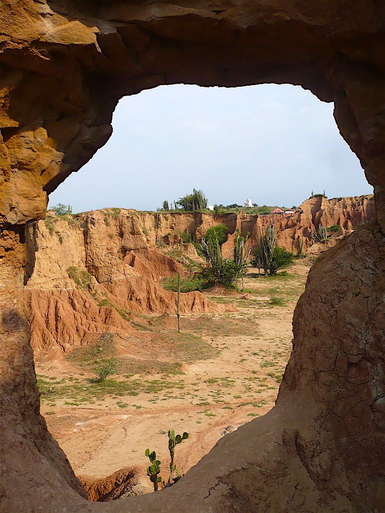 Formación rocosa en forma de ventana natural en el desierto de la Tatacoa