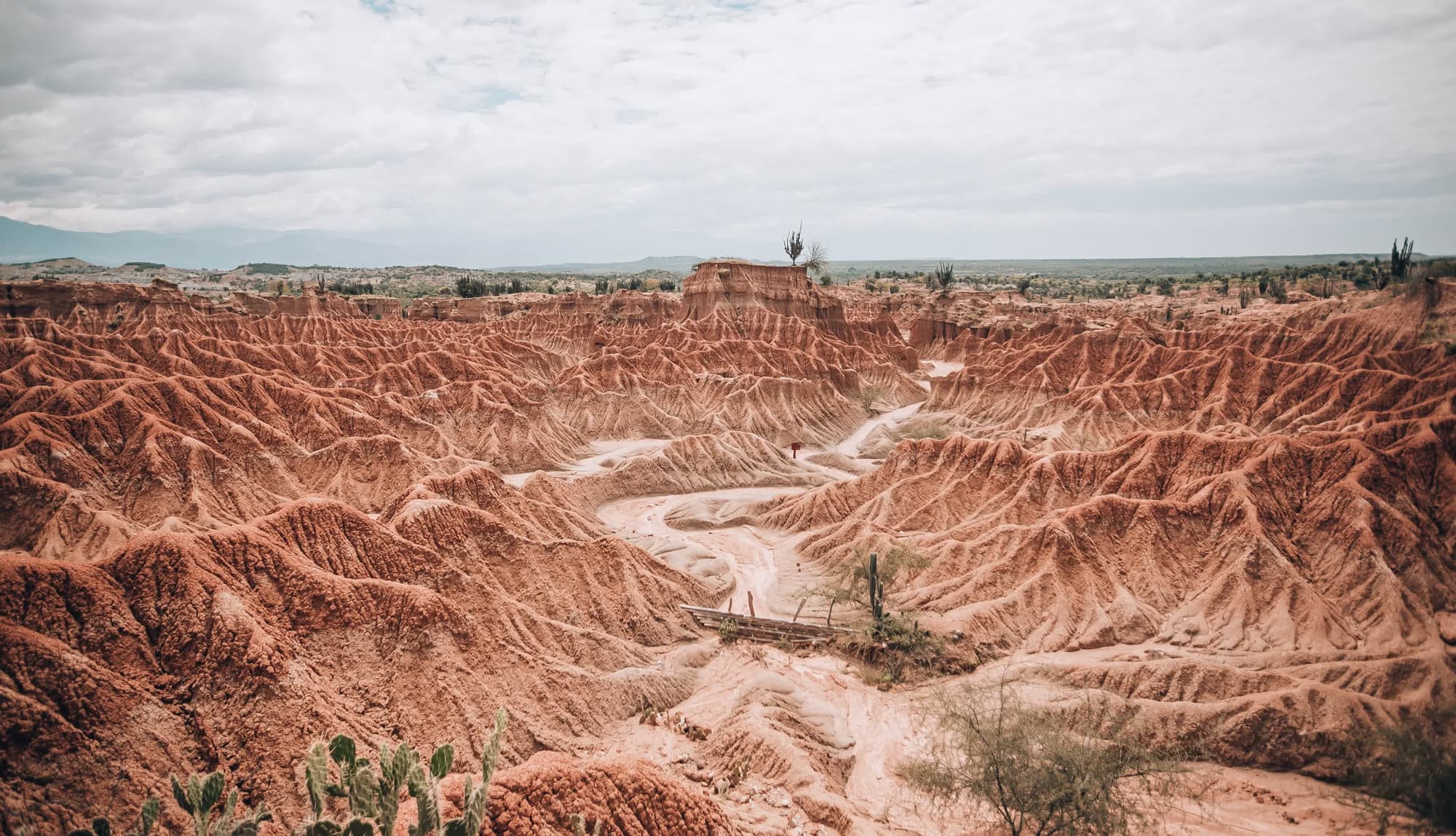 Vista aérea del Laberinto en el desierto de la Tatacoa con cielo nublado