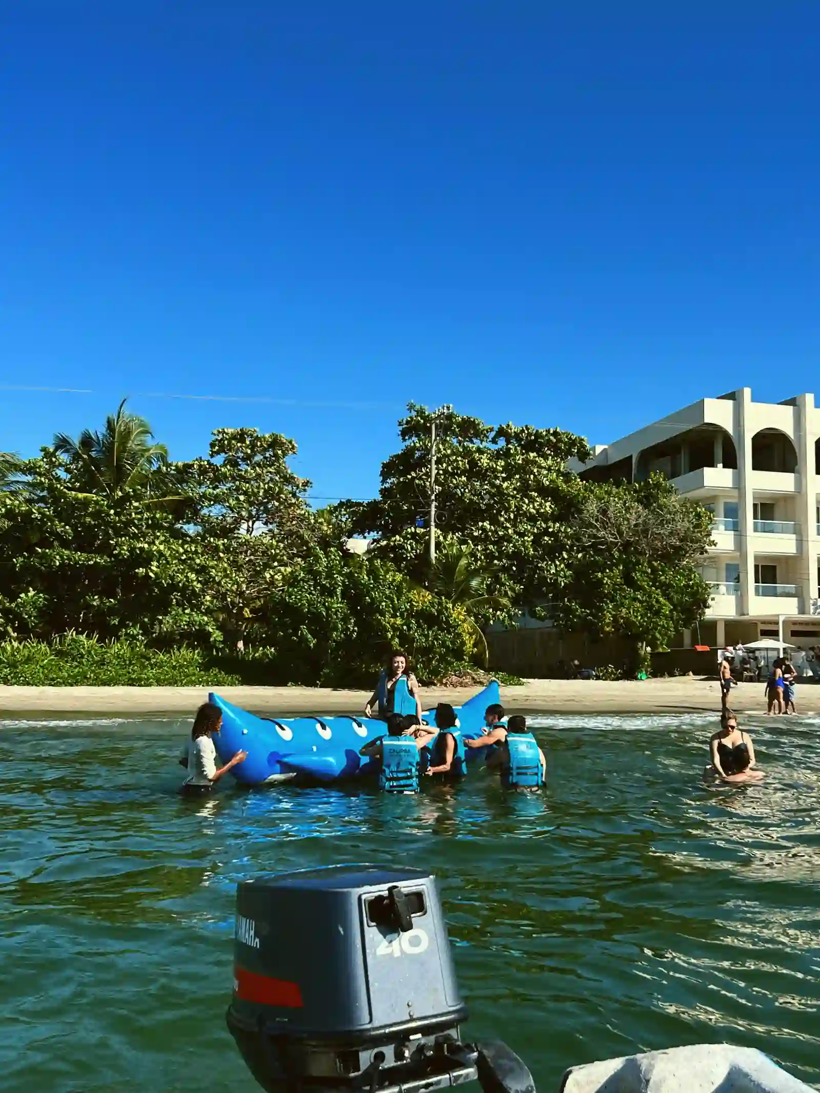 Turistas en un inflable acuático en el mar de Coveñas