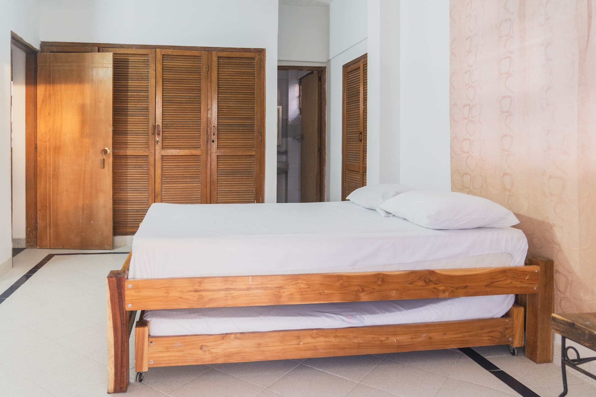 Habitación de Apartahotel Acapulco con clóset de madera y cama con cama nodriza