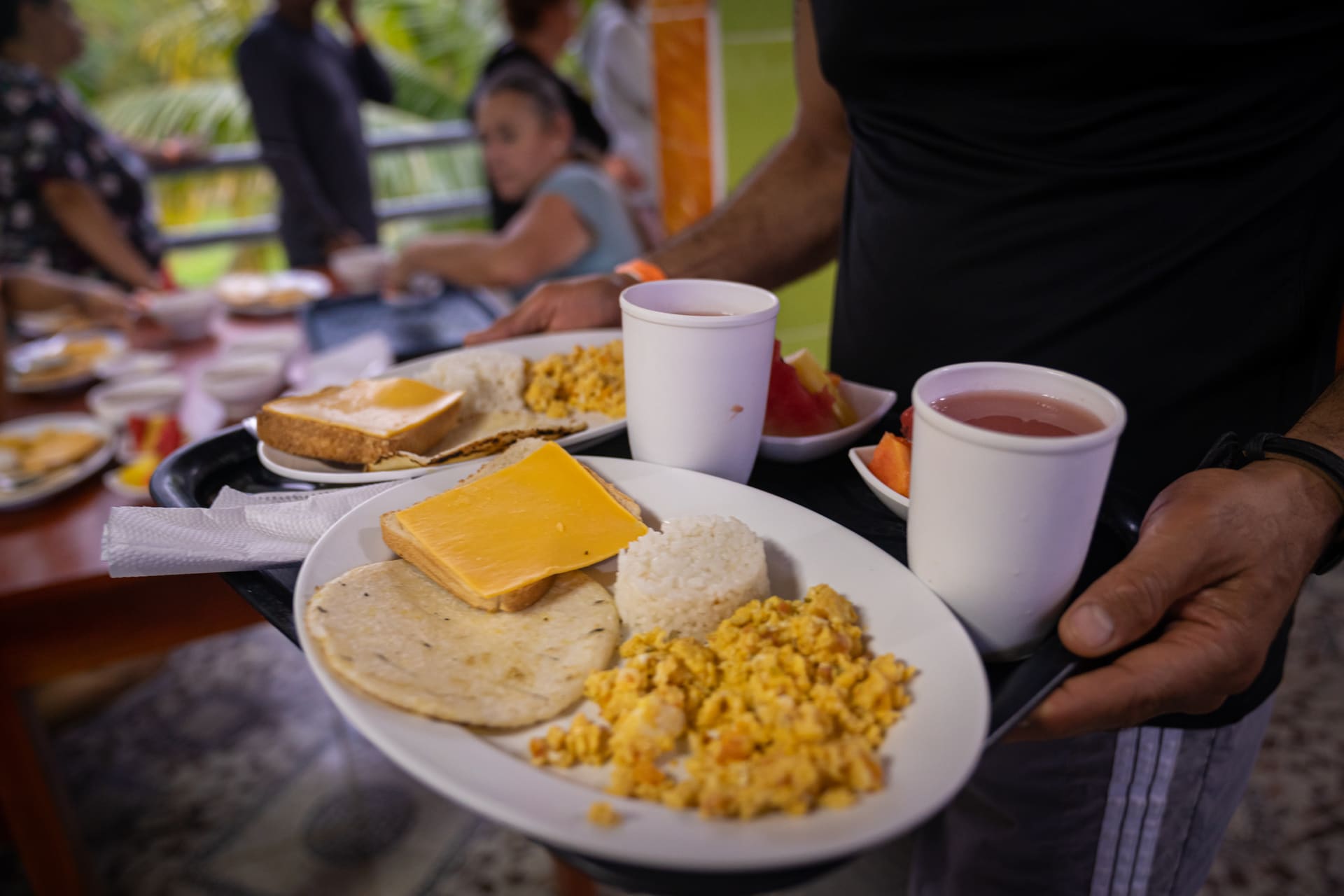 Desayuno incluido de Apartahotel Acapulco, servido en la terraza frente al mar