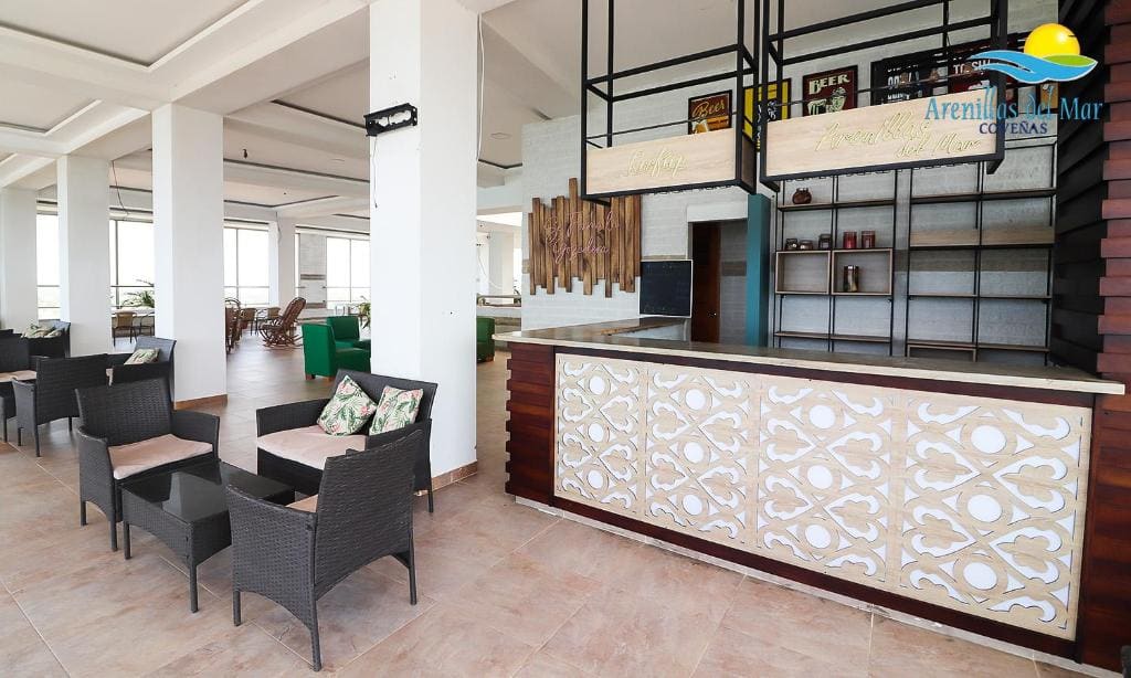 Bar en la terraza del Condominio Arenillas del Mar, con letrero iluminado