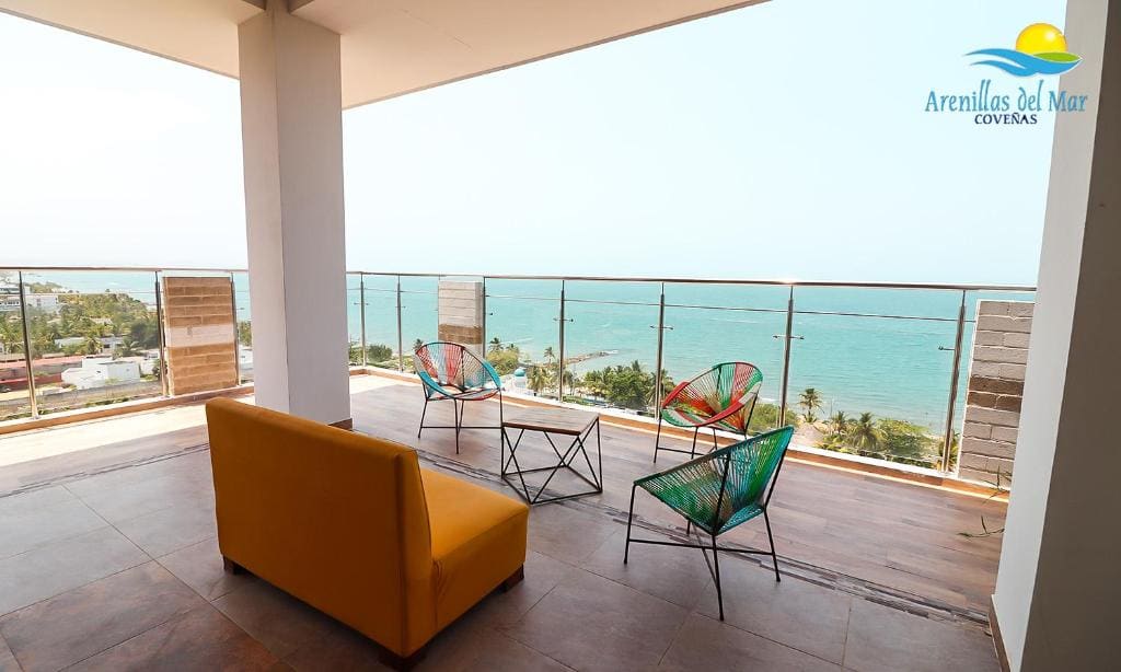 Terraza con sofás del Condominio Arenillas del Mar, con vista panorámica al mar Caribe