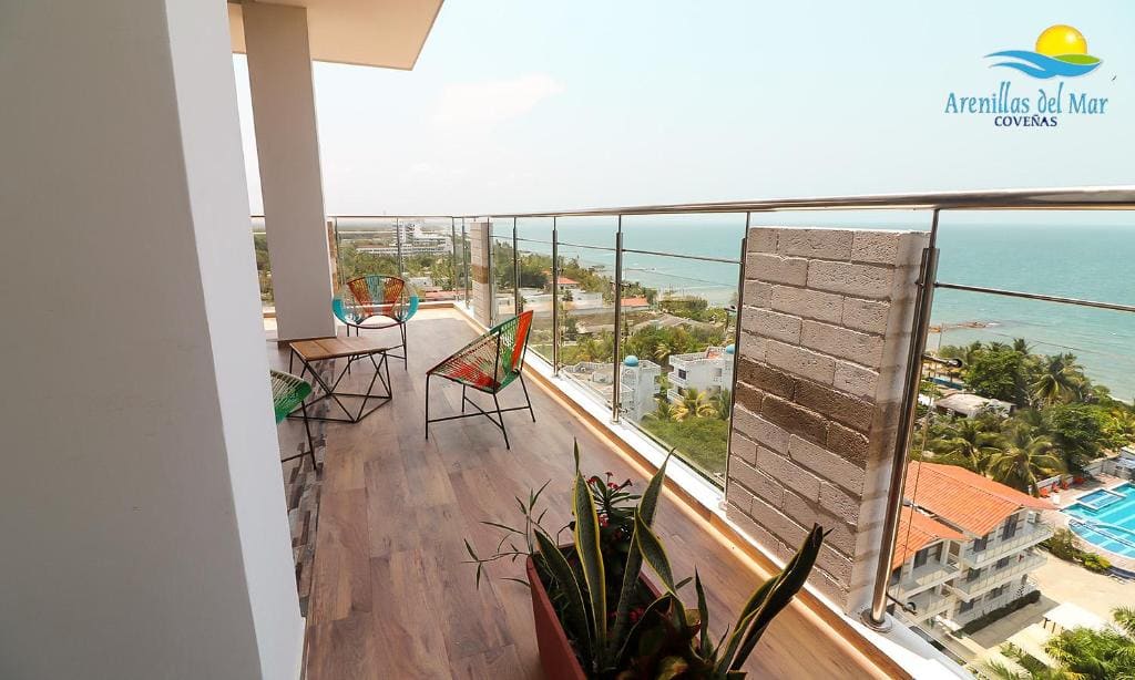 Balcón del Condominio Arenillas del Mar con vista al mar y a la piscina del edificio
