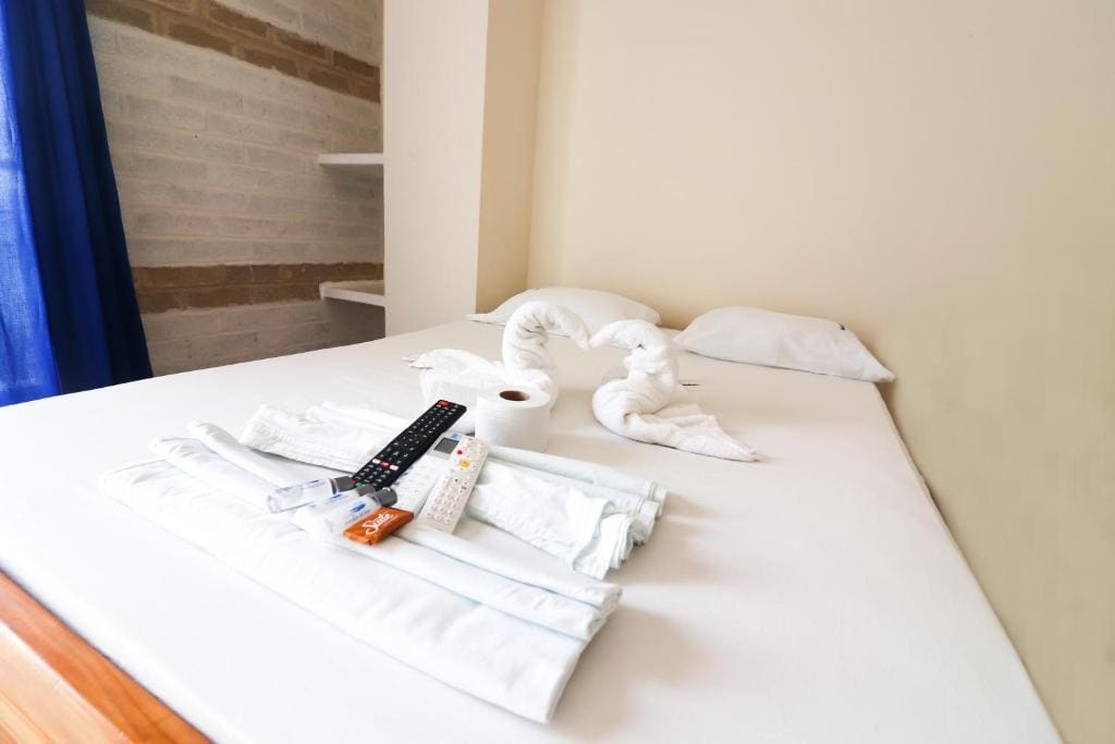Habitación del Condominio Arenillas del Mar con toallas decorativas sobre la cama