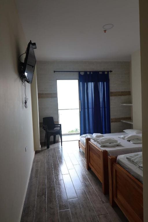 Habitación del Condominio Arenillas del Mar con televisor y camas individuales