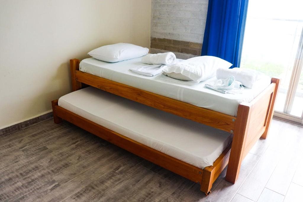 Habitación del Condominio Arenillas del Mar con cama y cama nodriza