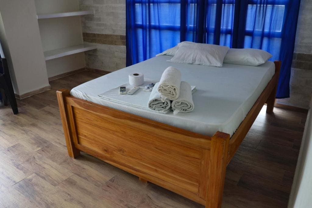 Habitación del Condominio Arenillas del Mar con cama doble y toallas dobladas