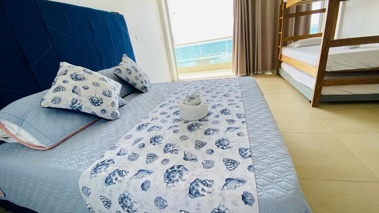 Habitación de Hotel Grand Cove con cama doble y cubrecama con motivo de caracoles