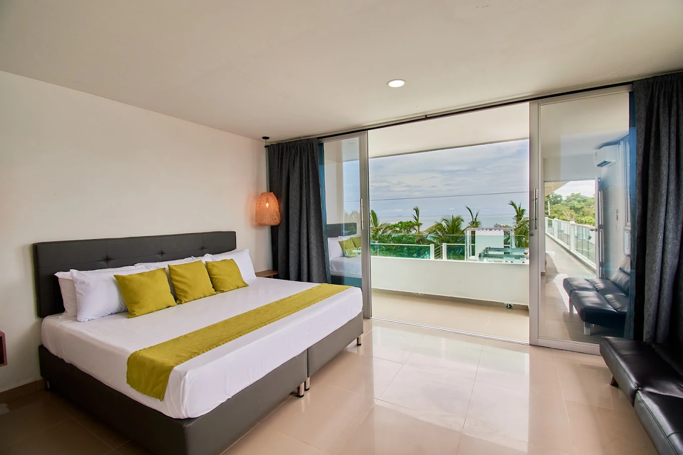 Habitación con balcón y vista al mar