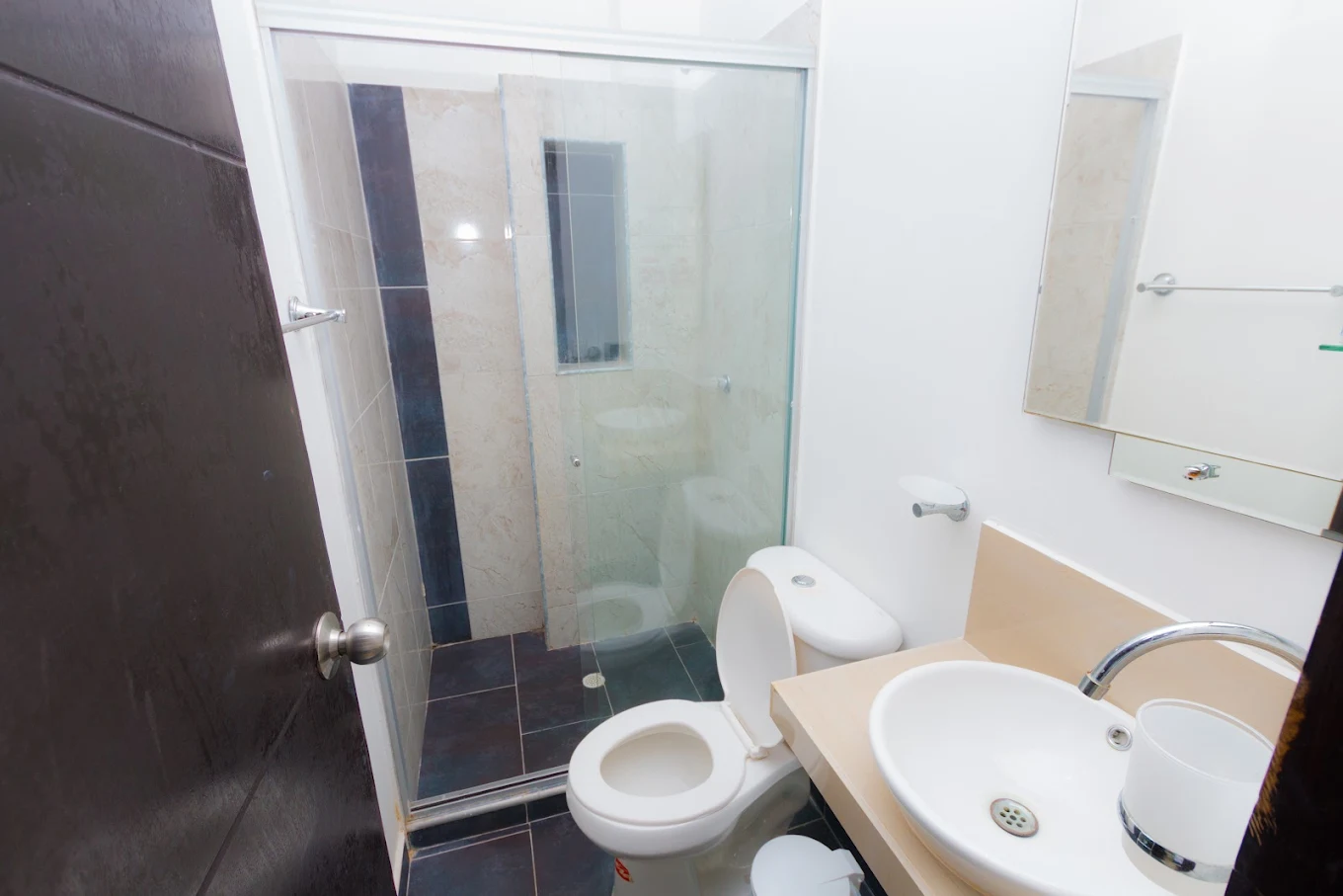 Baño con ducha de vidrio y sanitarios modernos