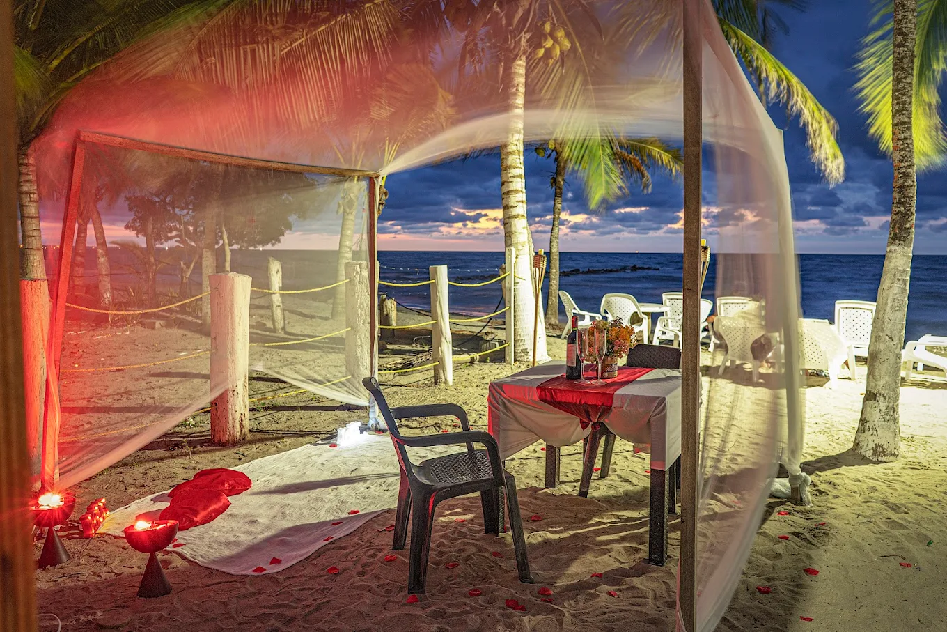 Montaje de cena romántica en la playa al atardecer