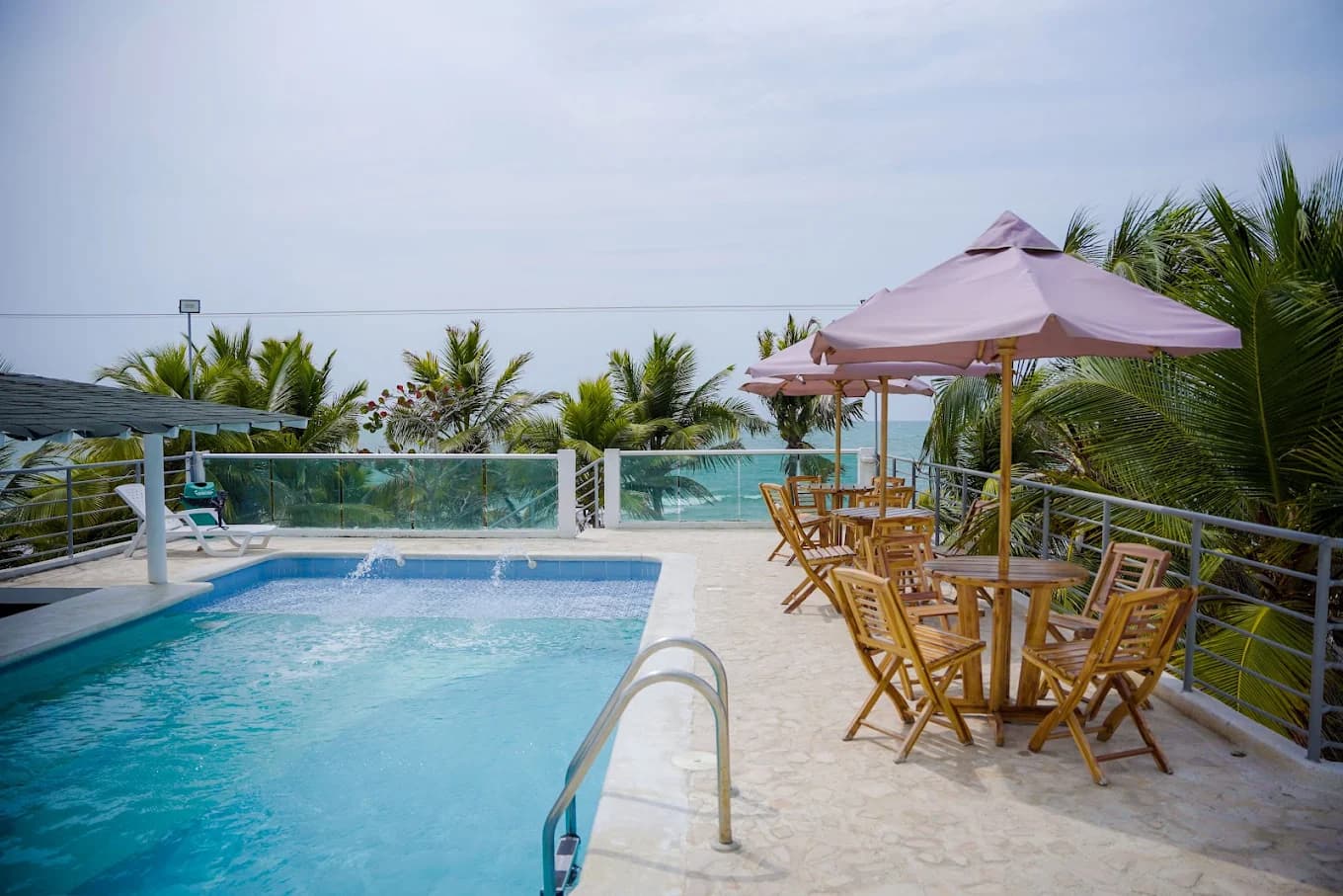 Piscina en la terraza con vista al mar