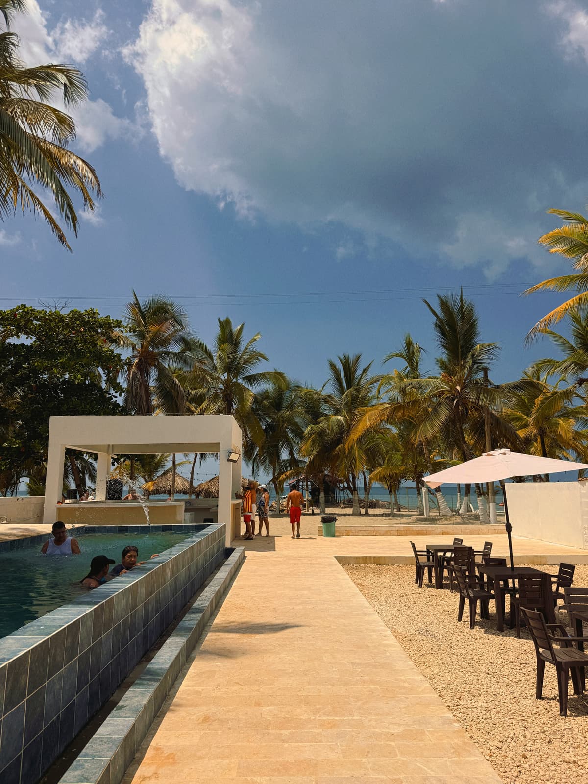 Vista aérea de la piscina de Kiimala con turistas descansando junto al mar