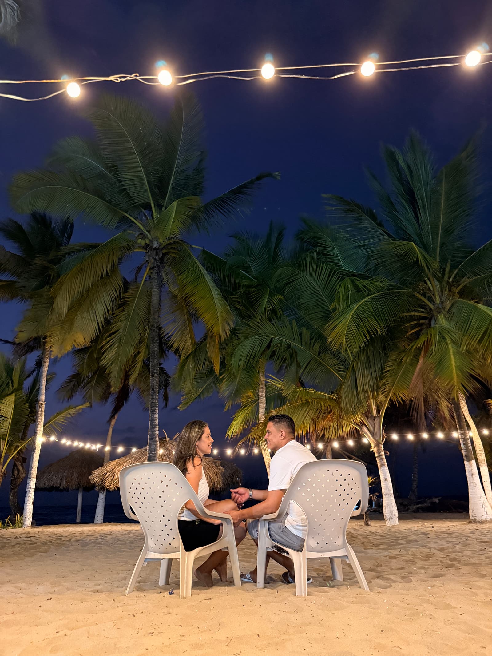 Cena romántica en la playa de Kiimala de noche, con velas y luces cálidas