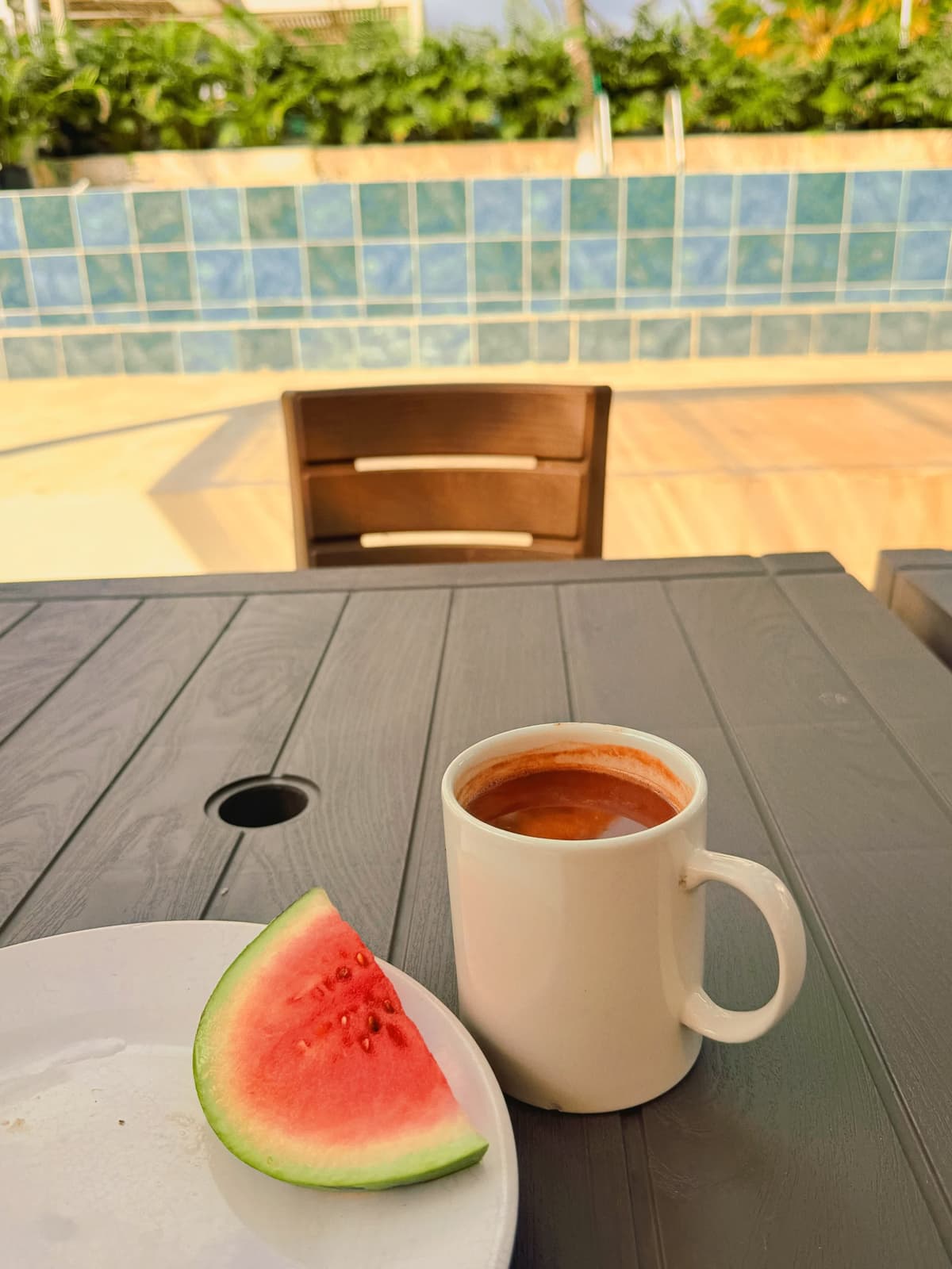 Desayuno con fruta y café servido en la terraza de Hotel Kiimala